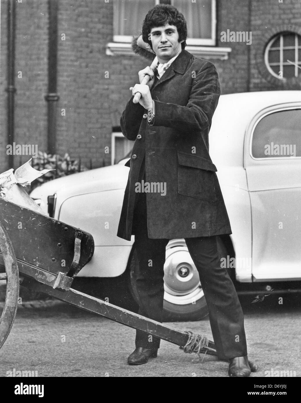SIMON DUPREE e il grande suono - cantante Simon Dupree (Derek Shulman) al di fuori della sua casa di Hampstead in ottobre 1967 Foto Stock