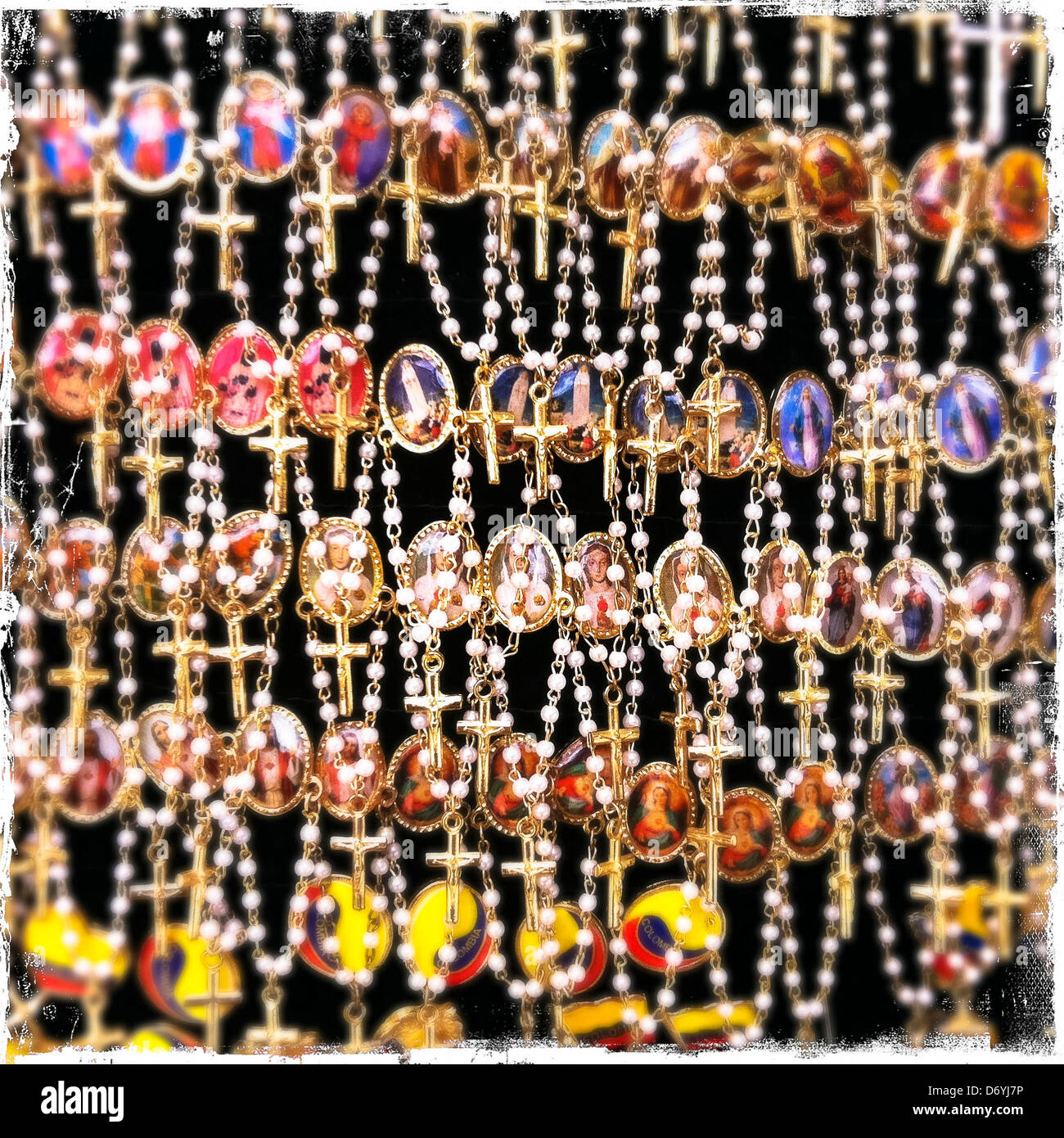 Rosari appesi in una riga - Immagine stock catturata con smartphone