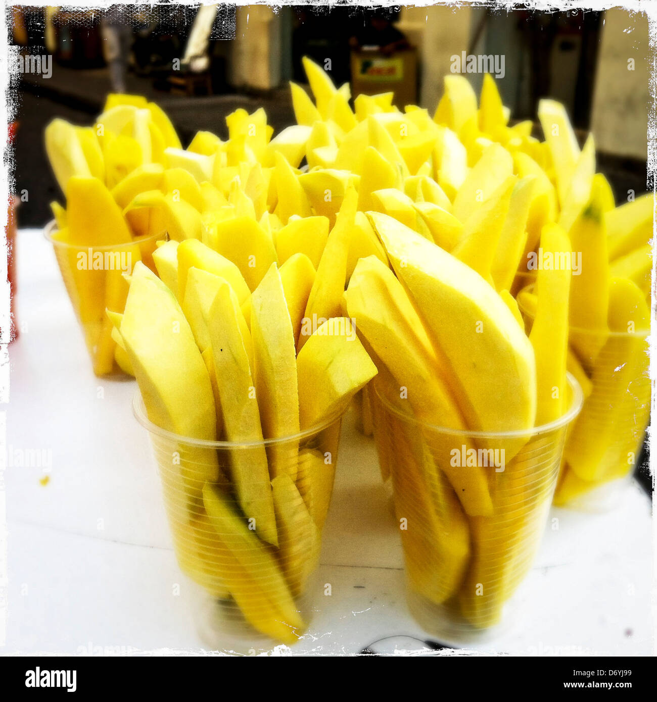 Frutta fresca in tazze - Immagine stock catturata con smartphone