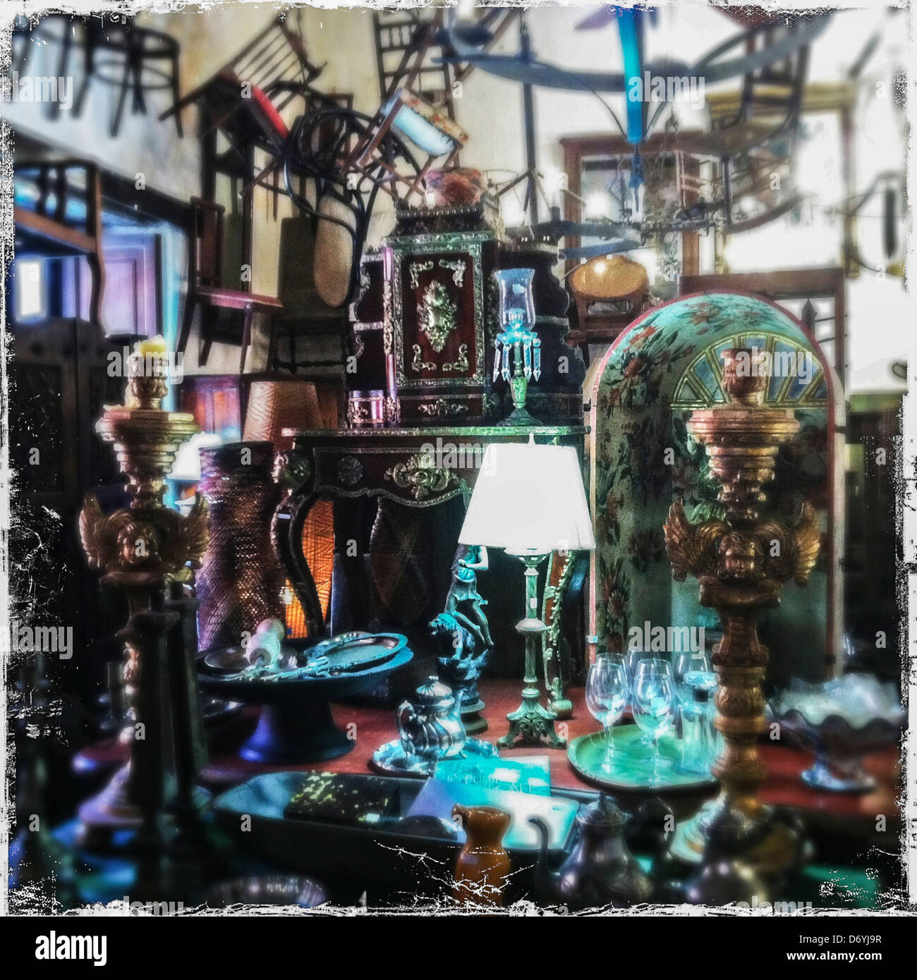 La merce in vendita nel negozio di antiquariato - Immagine stock catturata con smartphone