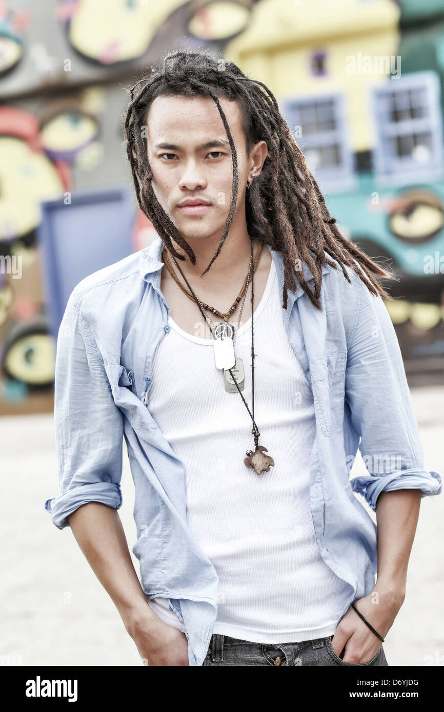 Grave Uomo cinese con dreadlocks Foto Stock
