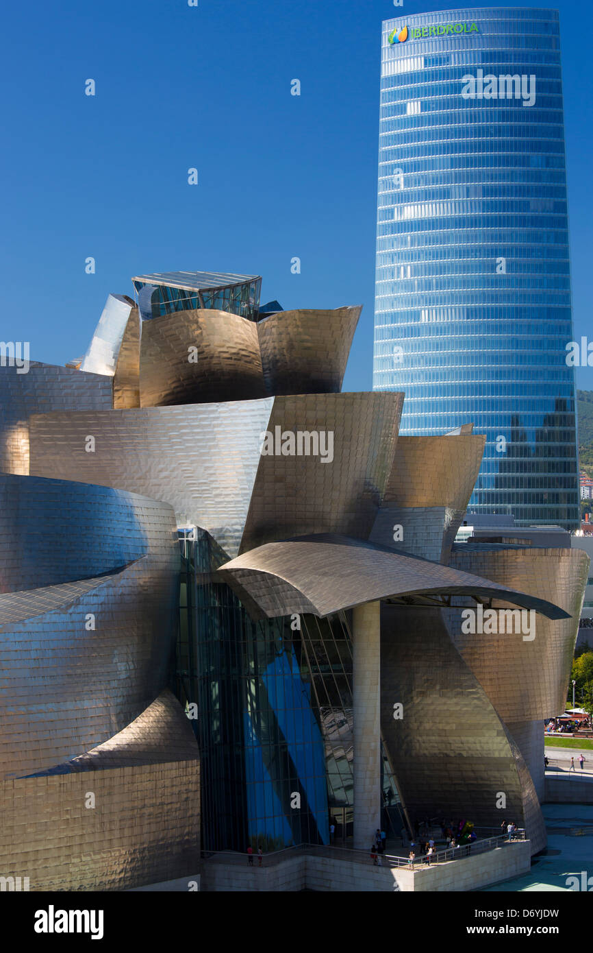 Frank Gehry il Guggenheim Museum Il futuristico design architettonico in titanio e vetro e Iberdrola Torre a Bilbao, Spagna Foto Stock