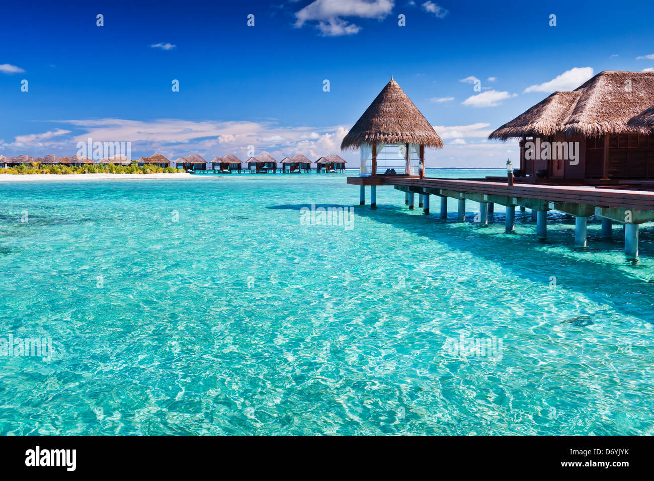 Overwater spa in laguna blu intorno all isola tropicale Foto Stock