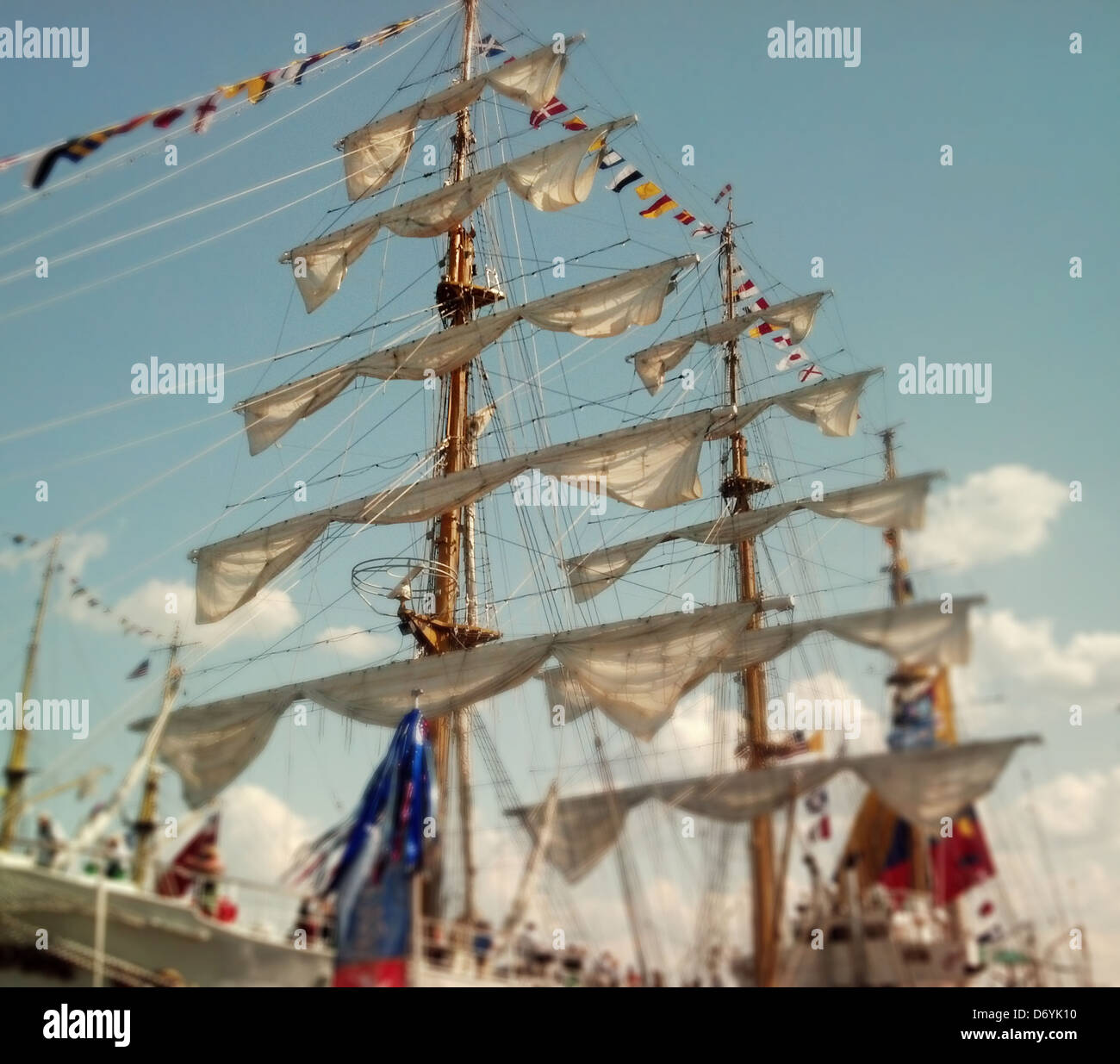 In vecchio stile di legno-masted nave con vele, Norfolk, Virginia, Stati Uniti - Immagine stock catturata con smartphone
