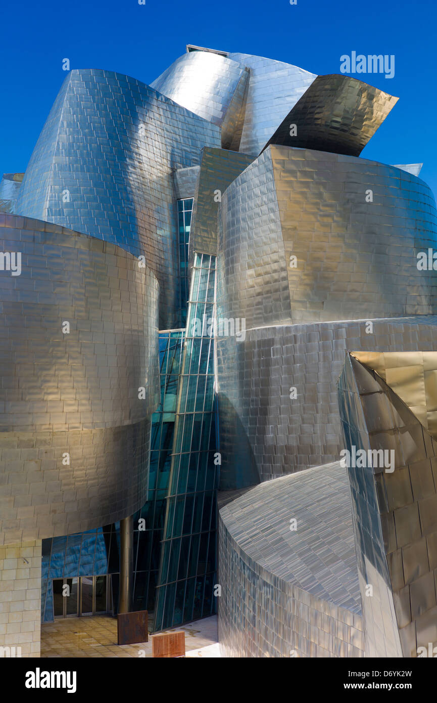 Museo Guggenheim dell'architetto Frank Gehry, futuristico design architettonico in titanio e vetro a Bilbao, Paesi Baschi, Spagna Foto Stock