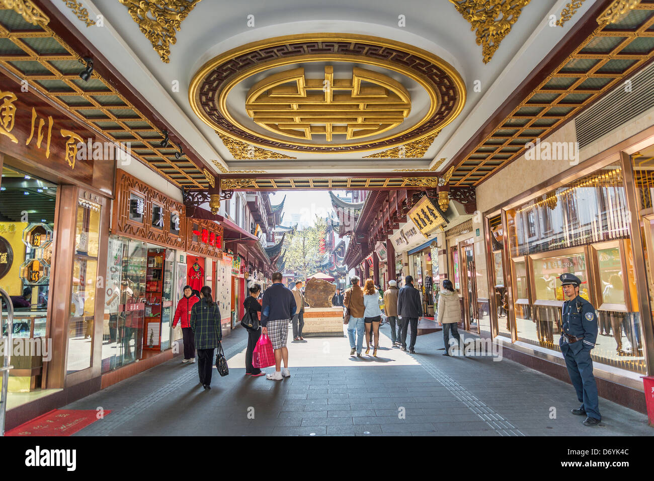 Architettura tradizionale area per lo shopping di Shanghai in Cina Foto Stock
