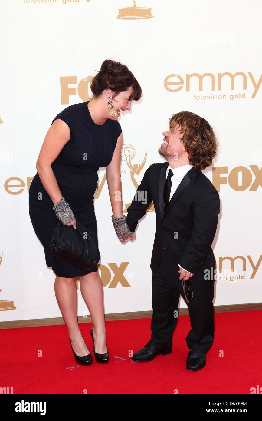 Peter Dinklage, Erica Schmidt 63rd Primetime Emmy Awards gli arrivi di Los Angeles, California - 18.09.11 Foto Stock