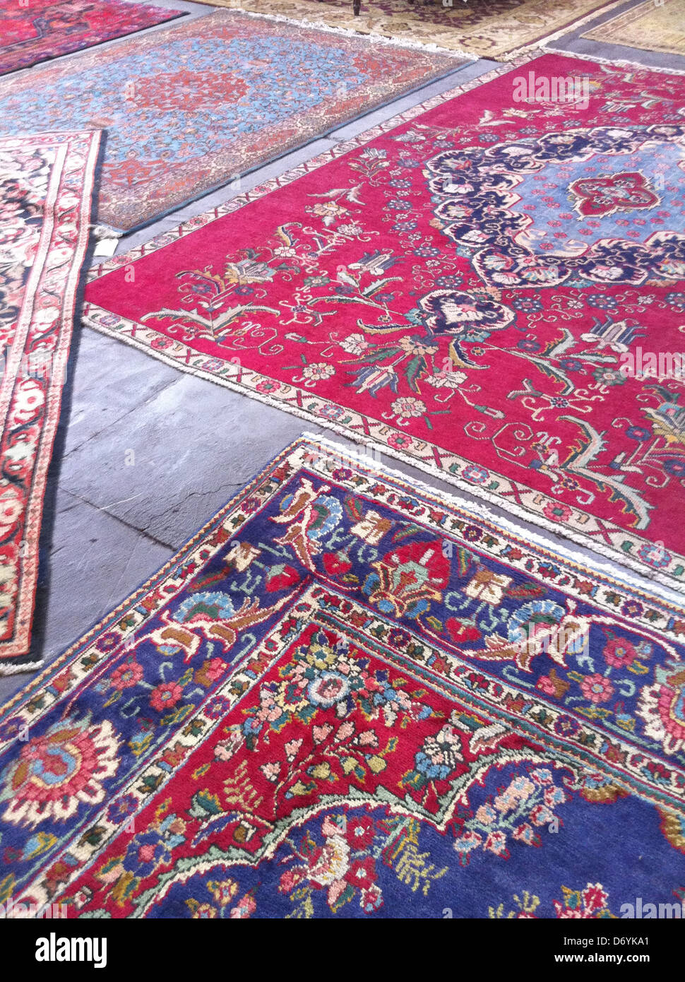 Tessuti decorati tappeti sul pavimento - Immagine stock catturata con smartphone