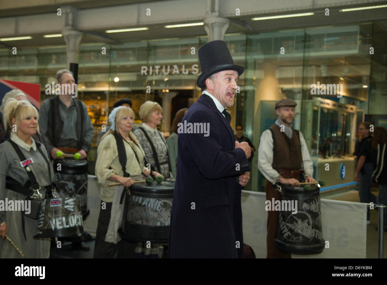 Londra, Regno Unito. Xxv Aprile, 2013. Londra 2012 Le cerimonie olimpiche volontari al 'Il nostro grande Gig' lanciare nella stazione di St Pancras, London, Regno Unito. La manifestazione che avrà luogo dal 11 - 14 luglio 2013 vedrà la celebrazione di musica dalla scuola di sale da concerto di tutto il Regno Unito. Credito: Elsie Kibue/Alamy Live News Foto Stock