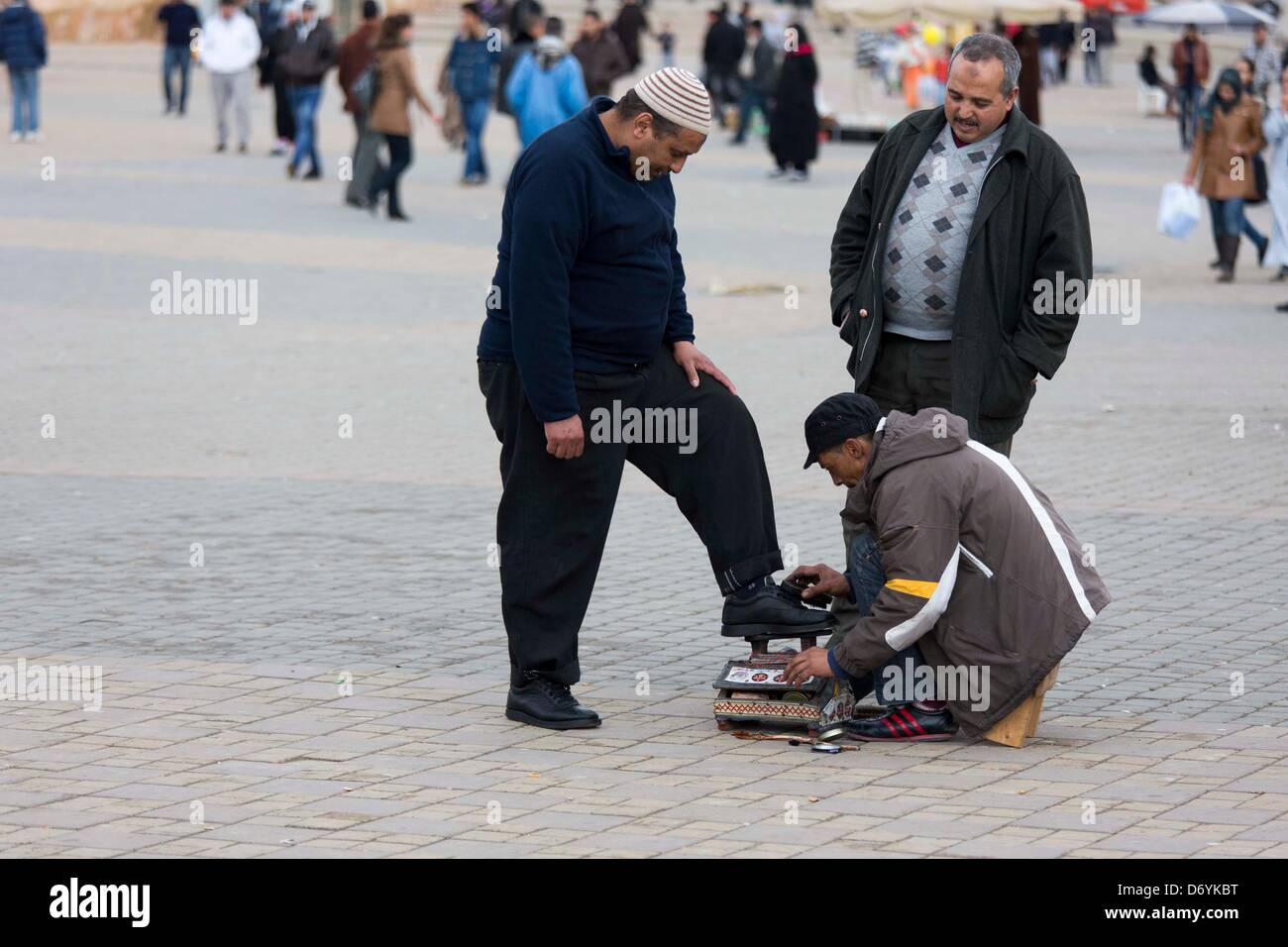 Schuhputzer bei der Arbeit auf dem Hauptplatz von Meknes, Marokko, foto: Robert B. Fishman, ecomedia, 26.2.2013 Foto Stock