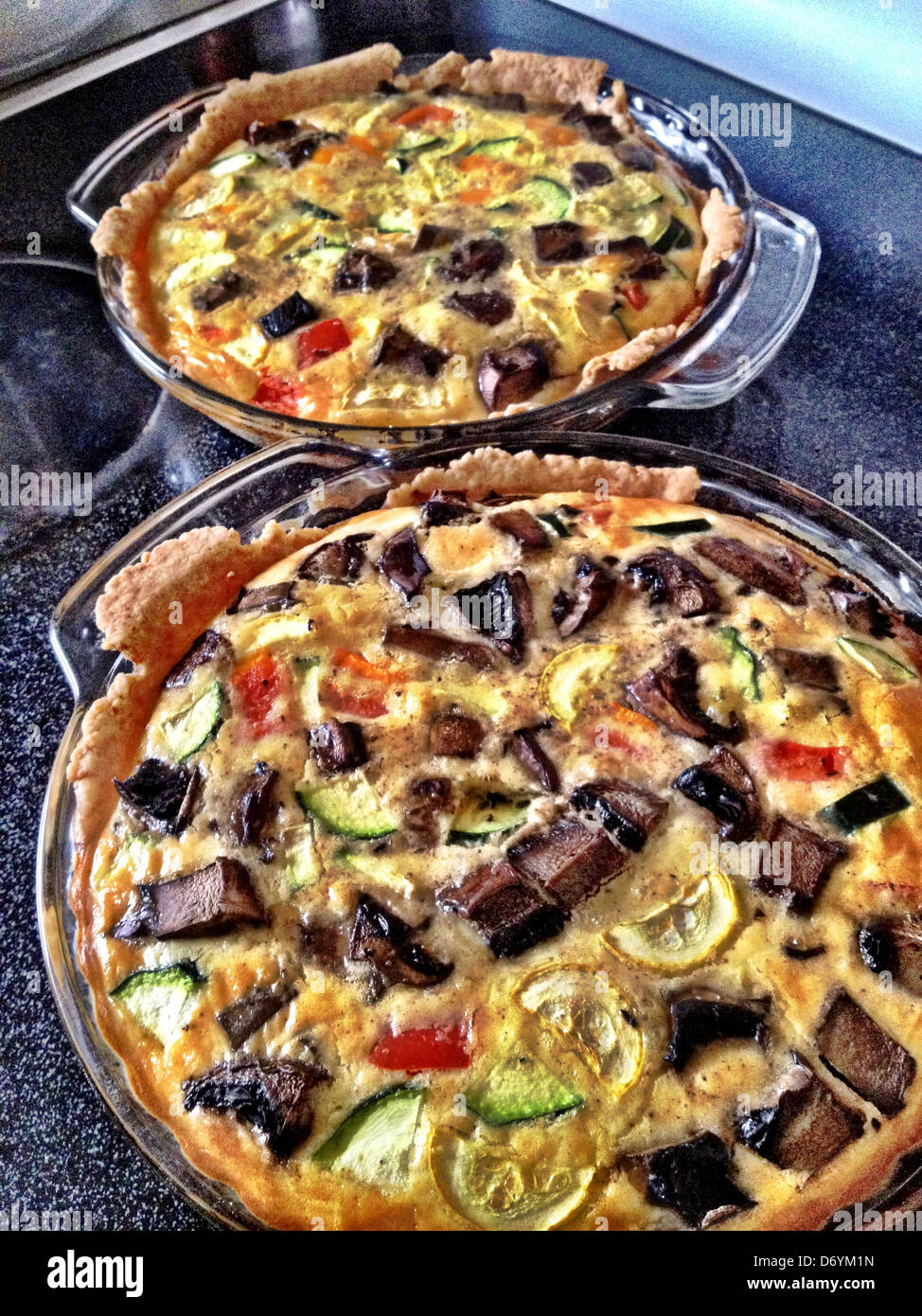 Close up di cotto quiches - Immagine stock catturata con smartphone