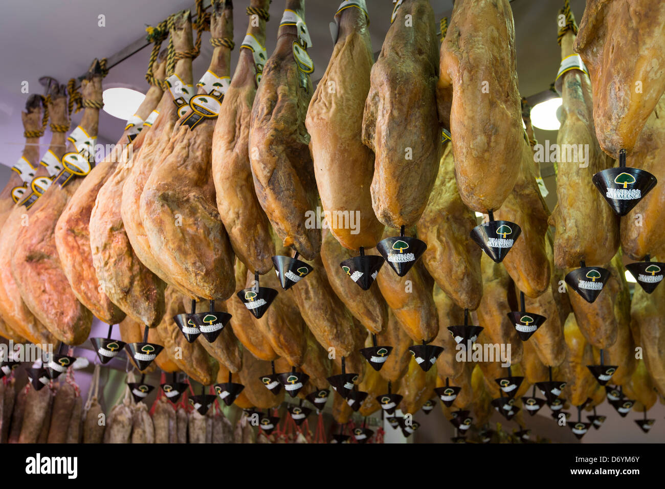 Viandas de Salamanca, Iberico jamon, in vendita in artigianale negozio di alimentari in Calle de Bidebarrieta a Bilbao, Paesi Baschi Foto Stock