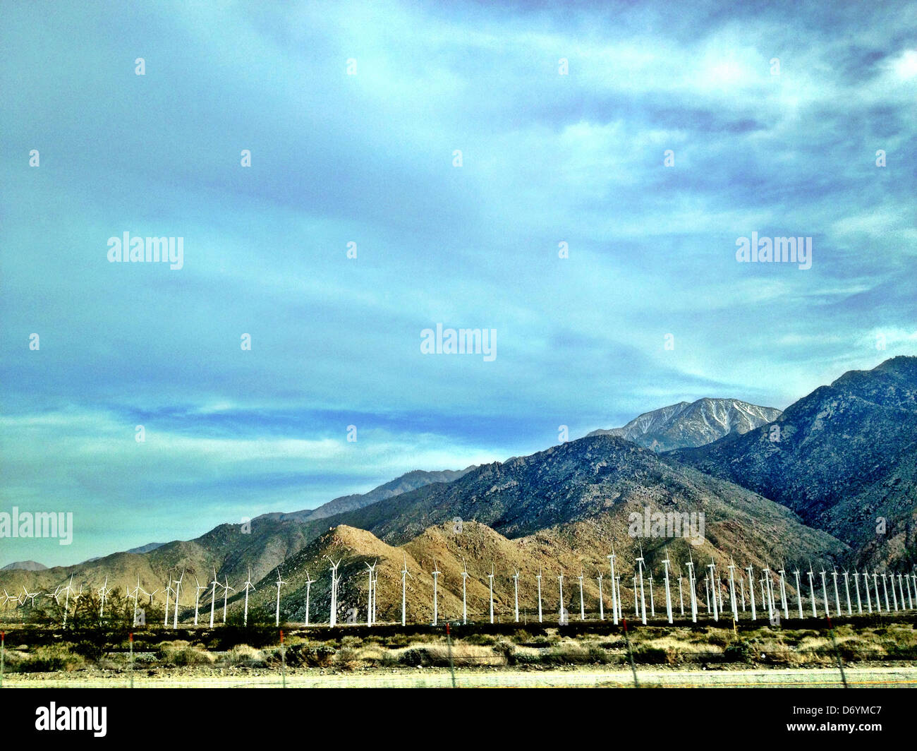 Le turbine eoliche ai piedi di montagne, Palm Springs, California, Stati Uniti - Immagine stock catturata con smartphone