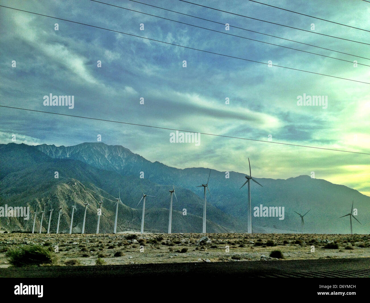 Le turbine eoliche ai piedi di montagne, Palm Springs, California, Stati Uniti - Immagine stock catturata con smartphone