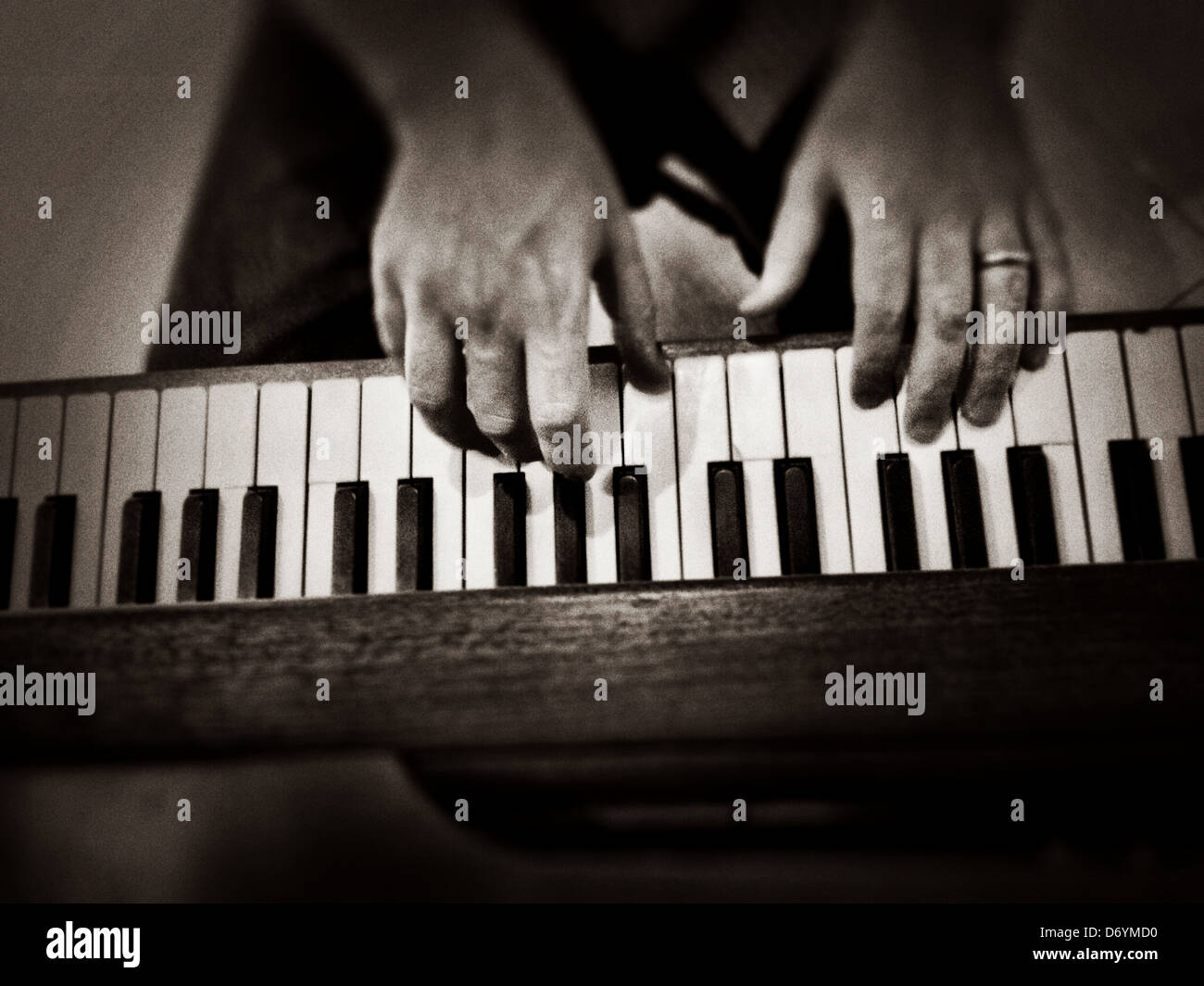 Uomo caucasico suonando piano - Immagine stock catturata con smartphone