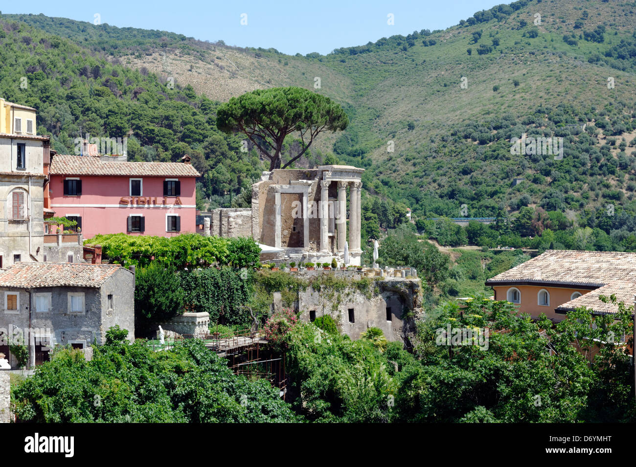 Il Parco di Villa Gregoriana. Tivoli. L'Italia. Vista del tempio romano di Vesta panoramically situato sull'Acropoli si affaccia sul Foto Stock