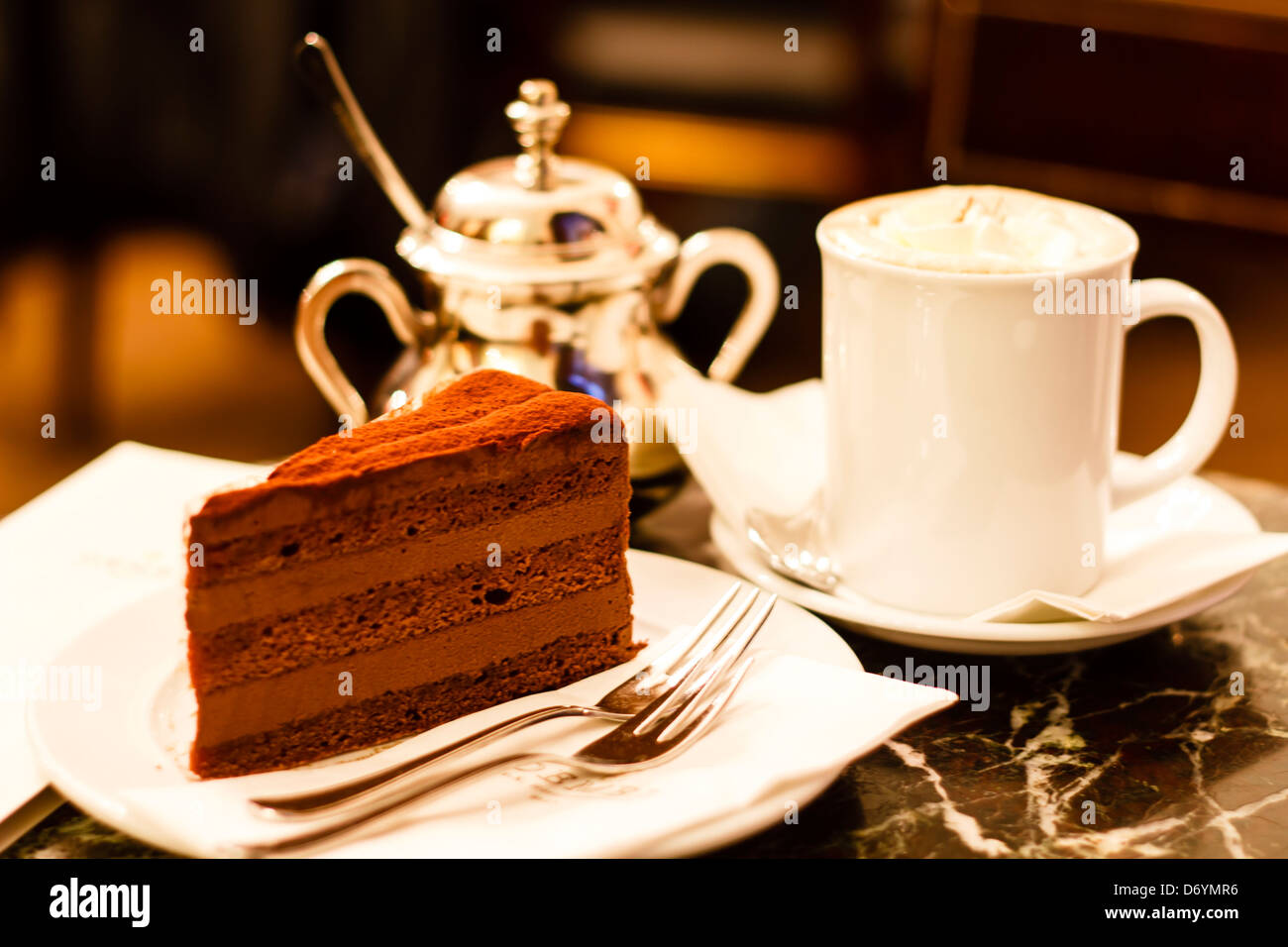 Vienna torta al cioccolato / pezzo di torta al cioccolato con mandorle in caffè Demel cafe, Vienna, Austria Foto Stock