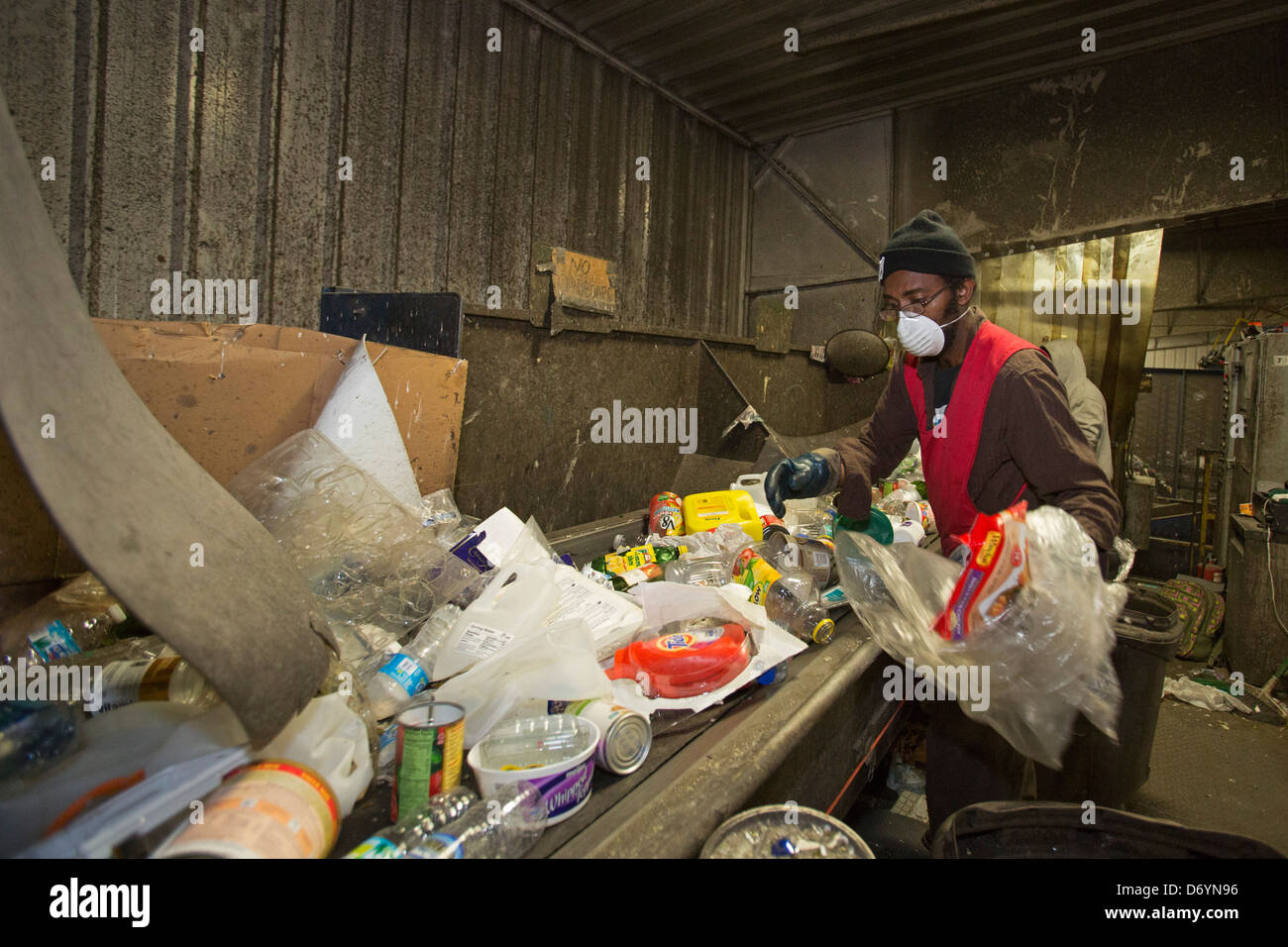 Lavoratori Ordina materiali per il riciclaggio Foto Stock