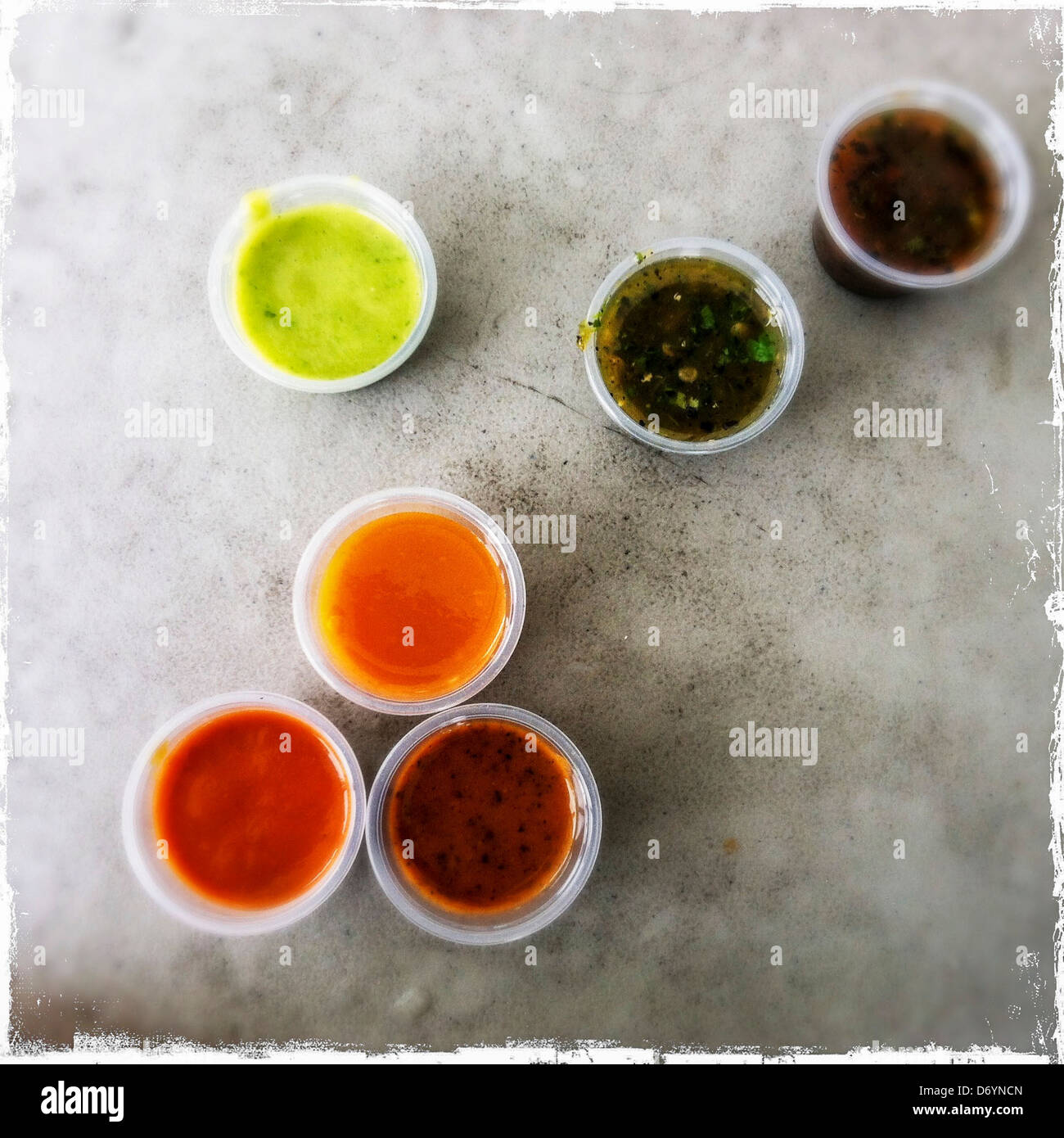 I vasetti di salsa sul contatore - Immagine stock catturata con smartphone