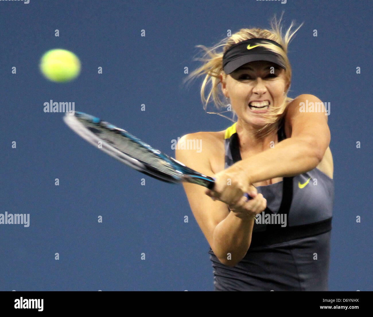 Maria Sharapova della Russia gioca contro Anastasiya Yakimova della Bielorussia durante il giorno tre del 2011 US Open al USTA Billie Foto Stock