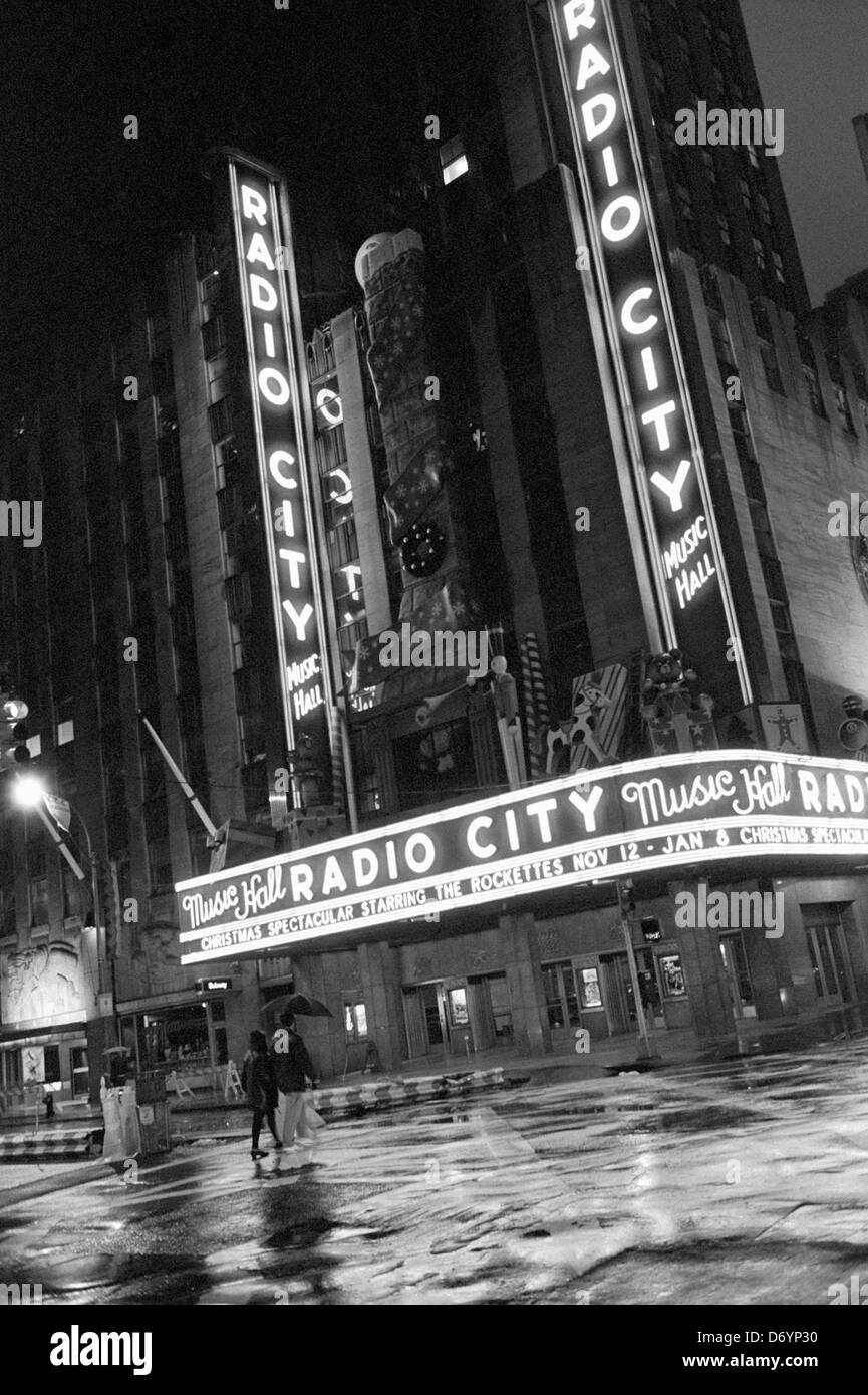 Radio City Music Hall illuminata di notte, Rockefeller Center, Manhattan, New York City, nello Stato di New York, Stati Uniti d'America Foto Stock