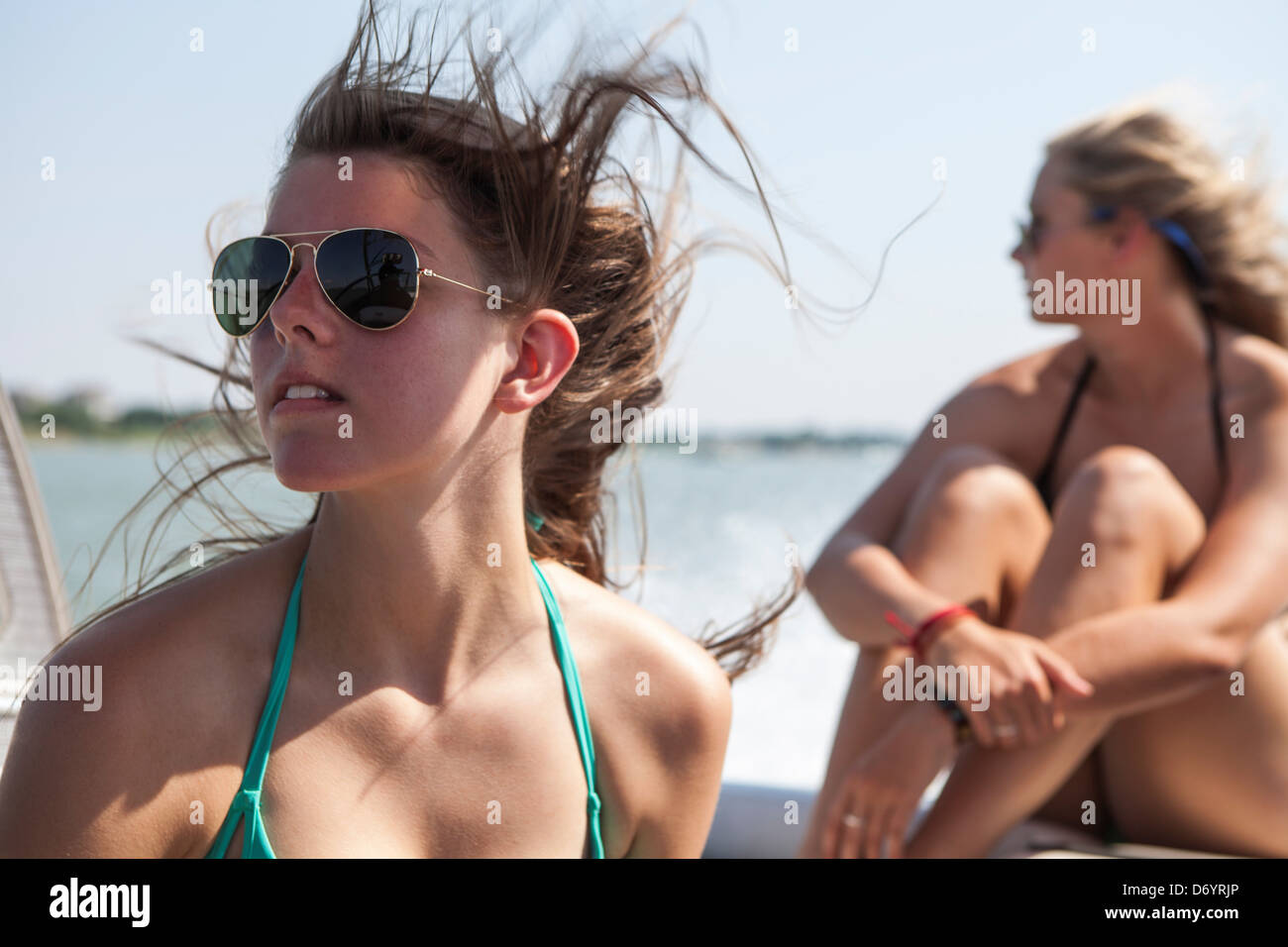 Stati Uniti d'America, Texas, Lewisville, Adolescenti rilassante sulla barca di sci nel lago Lewisville Foto Stock