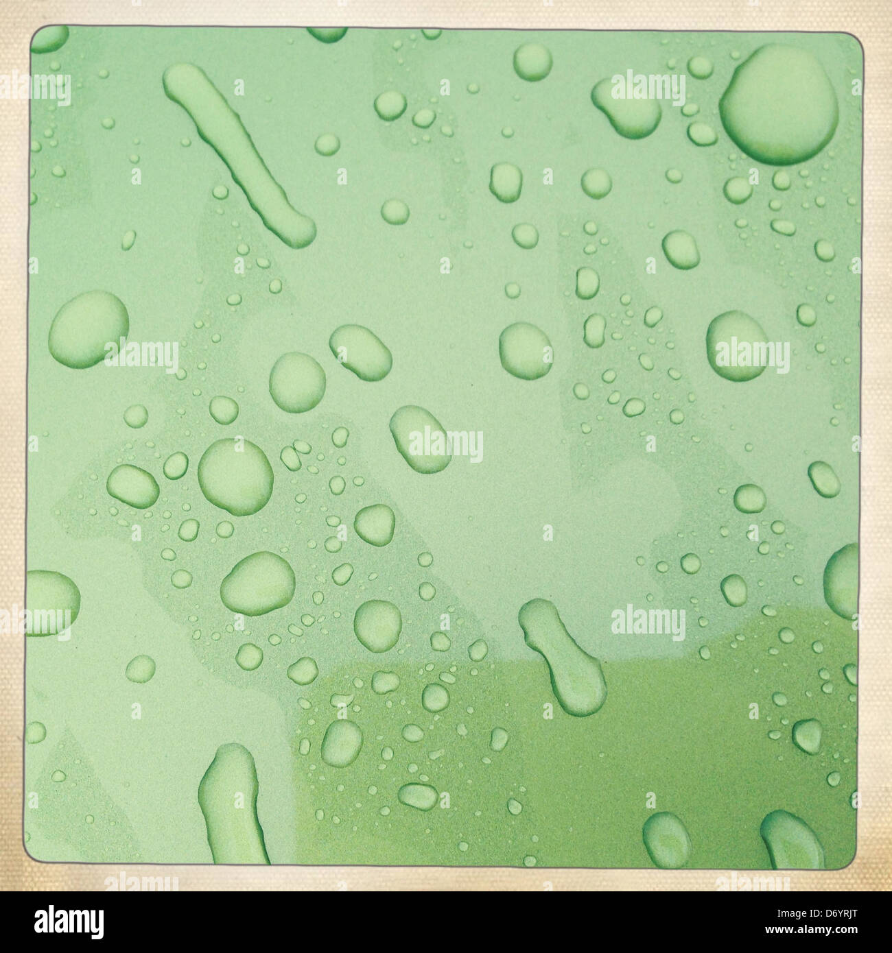 Close up di goccioline di acqua sulla superficie piana Foto Stock