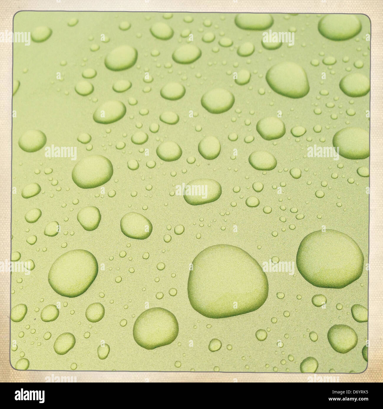 Close up di goccioline di acqua sulla superficie piana Foto Stock