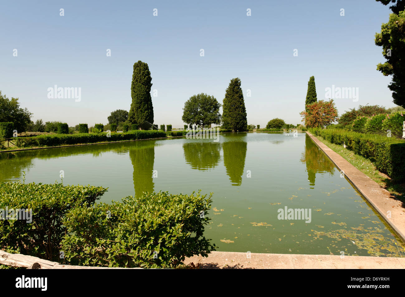Villa Adriana. Tivoli. L'Italia. Vista del restaurato grande piscina riflettente o bacino di acqua nel centro del Pecile un monumentale Foto Stock