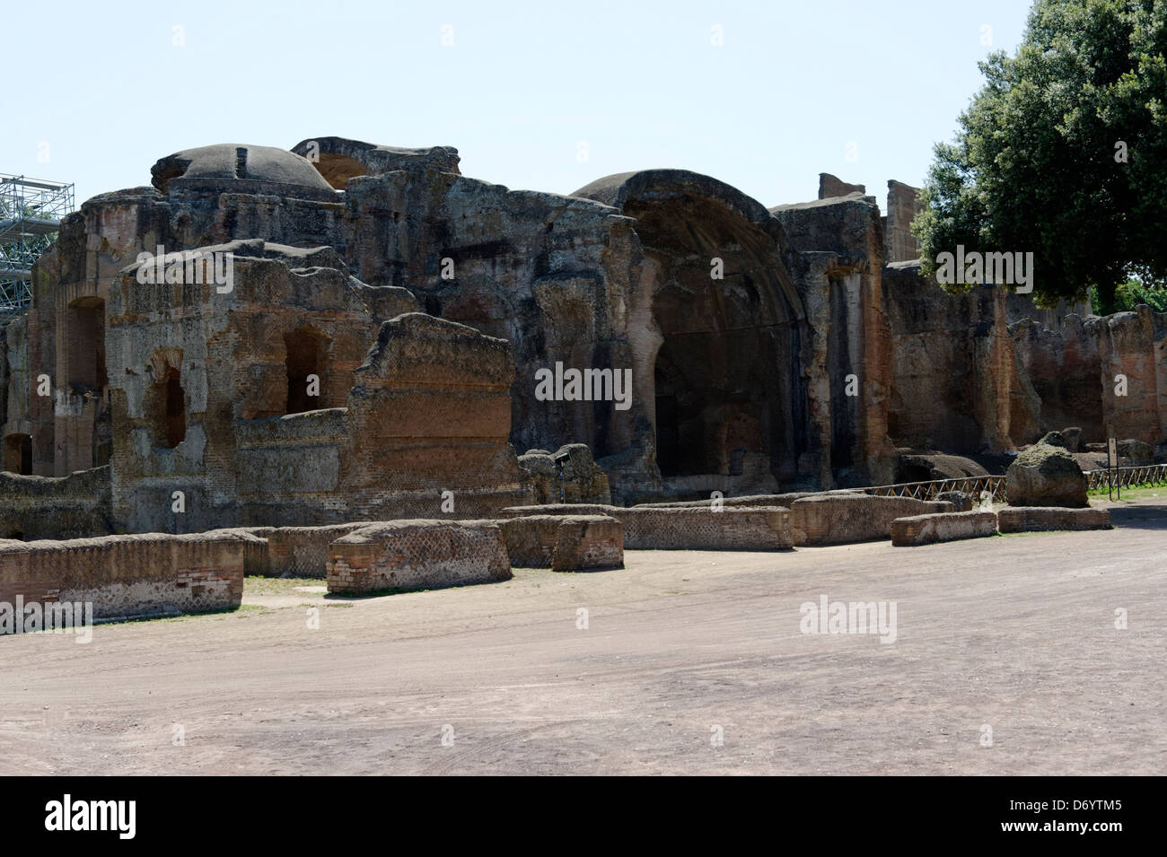 Villa Adriana. Tivoli. L'Italia. Vista delle rovine di una sala circolare con una cupola, occhio o lucernario e due semi-nicchia circolare Foto Stock