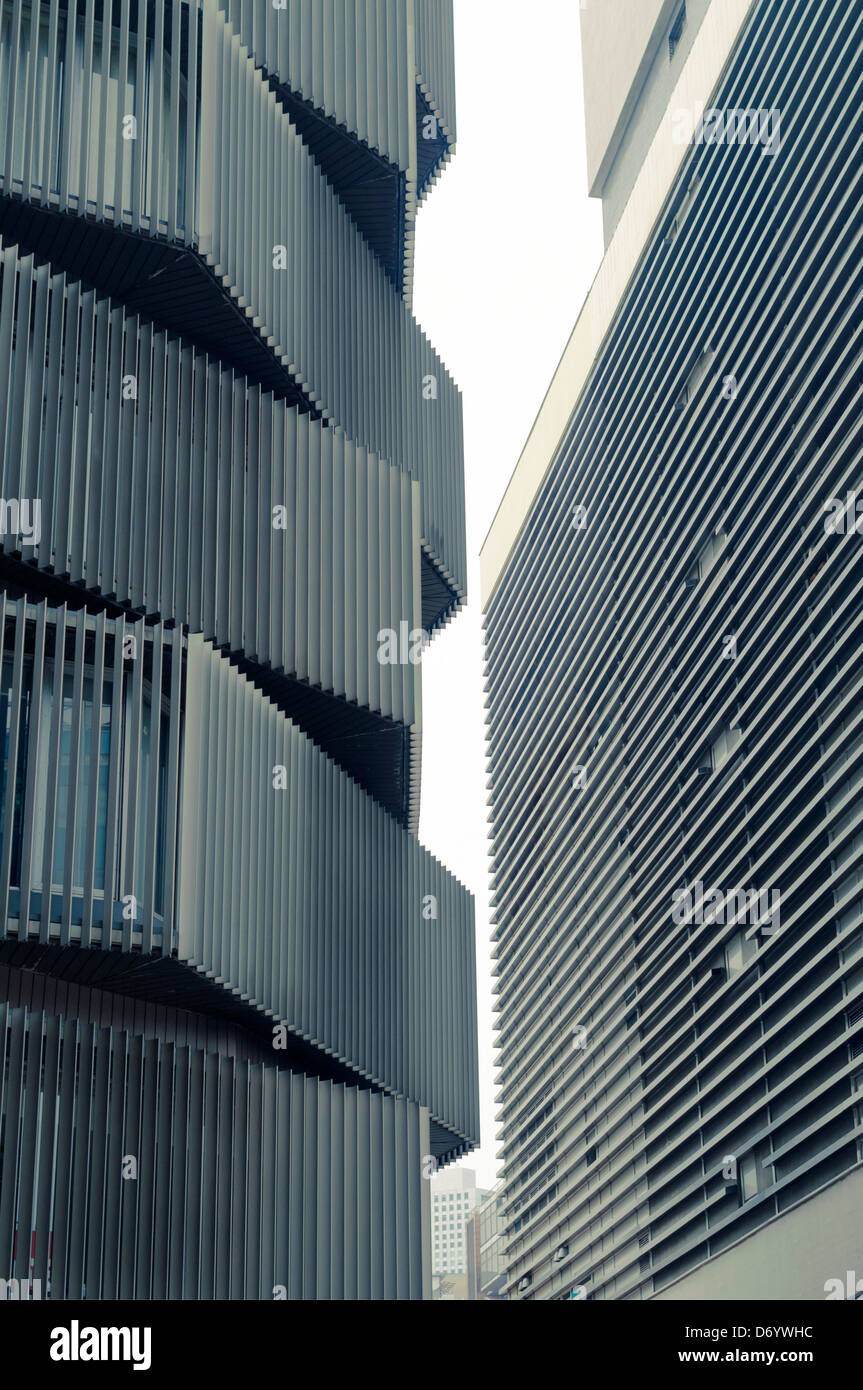 Stretto spazio urbano tra gli edifici moderni Foto Stock