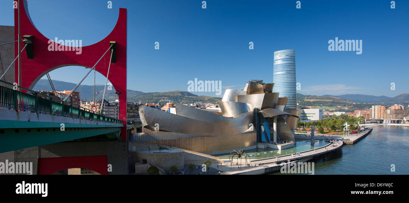 Museo Guggenheim di Frank Gehry, Ponte Rosso - Principes de Espana Bridge, Iberdrola Tower, fiume Nervion a Bilbao, Spagna Foto Stock