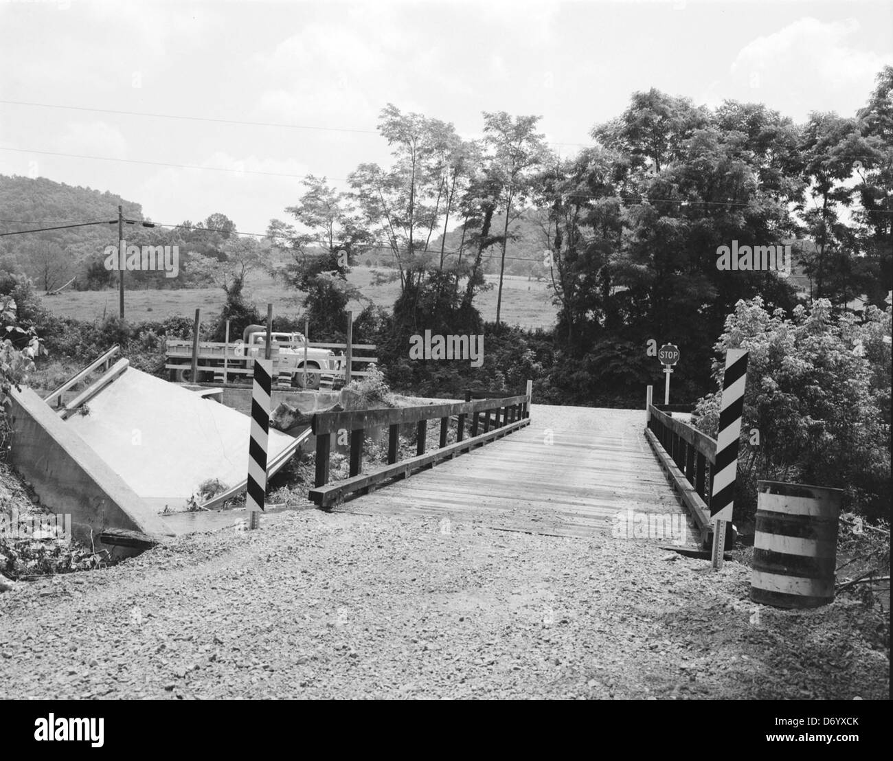 Un ponte temporaneo costruito vicino a Shawsville, Virginia, dopo la devastazione causata dall'uragano Agnes. L'inondazione provocata dall'uragano ha causato danni significativi nell'area, richiedendo riparazioni immediate delle infrastrutture per ripristinare l'accesso. Foto Stock