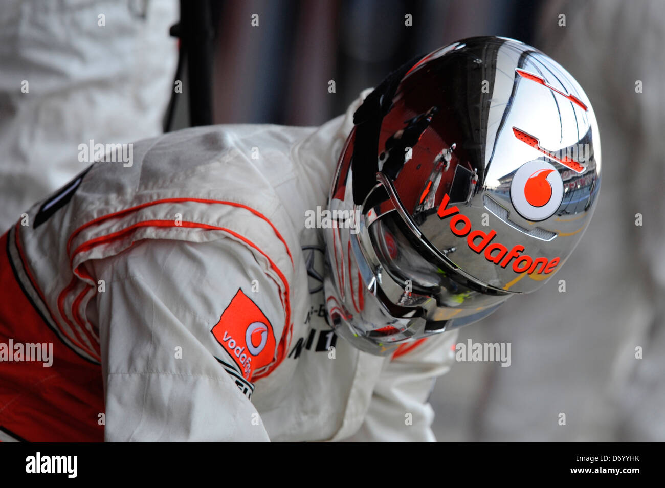 Casco, meccanico McLaren F1 - Formula Uno - Test - Montmelo Circuit de Catalunya di Barcellona, Spagna - 03.03.12 Foto Stock