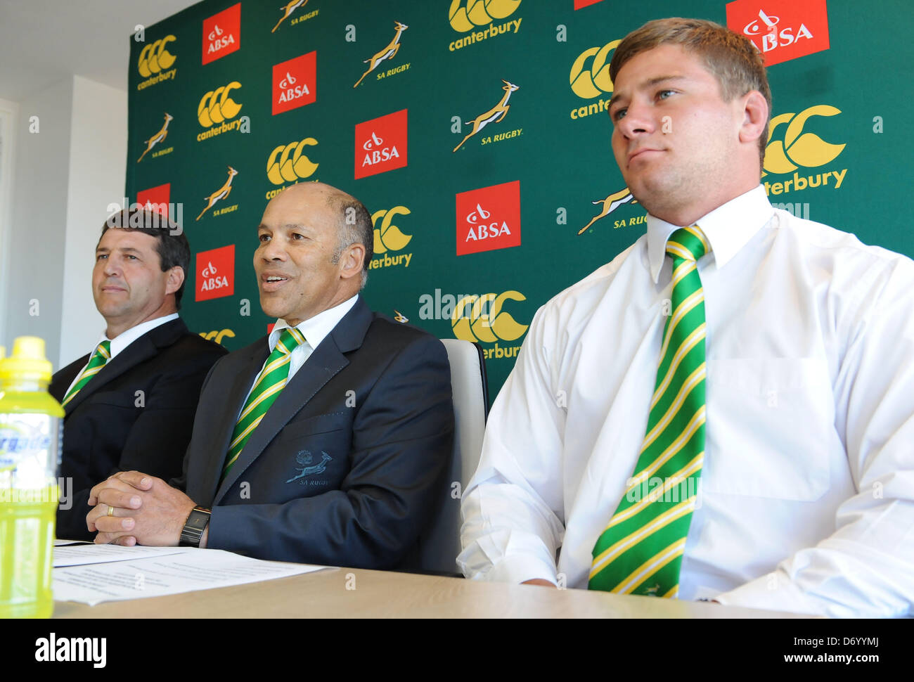 CAPE Town, Sud Africa - Giovedì 25 aprile 2013, Dawie Theron (pullman), Pat Kuhn (SARU Exco) e Ruan Steenkamp (capitano) durante il team ufficiale annuncio a SARU House, di springbok u/20 di rugby a rappresentare il Sud Africa per l'IRB Junior World Championship (JWC) in Francia durante il mese di giugno. Foto di Roger Sedres/ImageSA/Alamy Live News Foto Stock