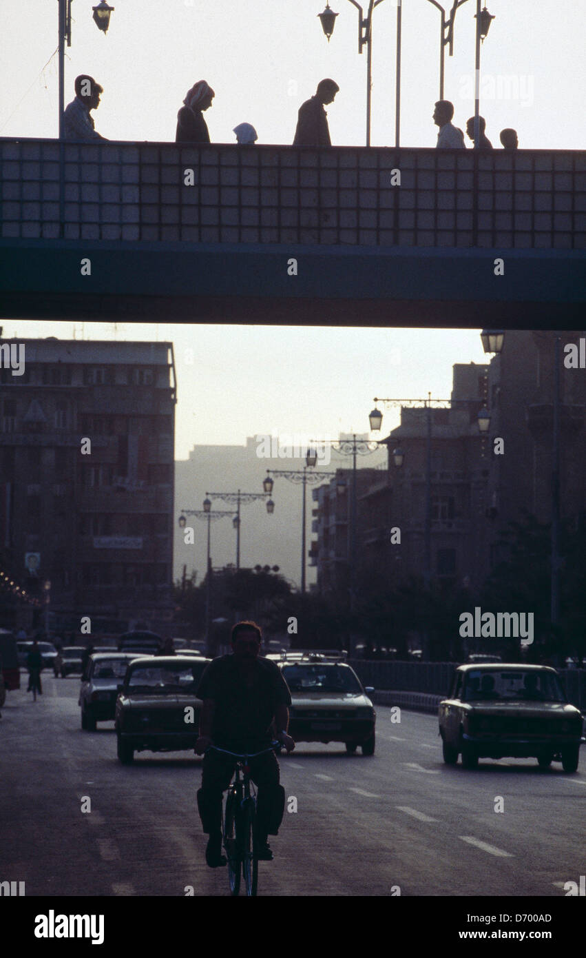 Il centro di Damasco scena di strada con un ponte pedonale. Foto Stock