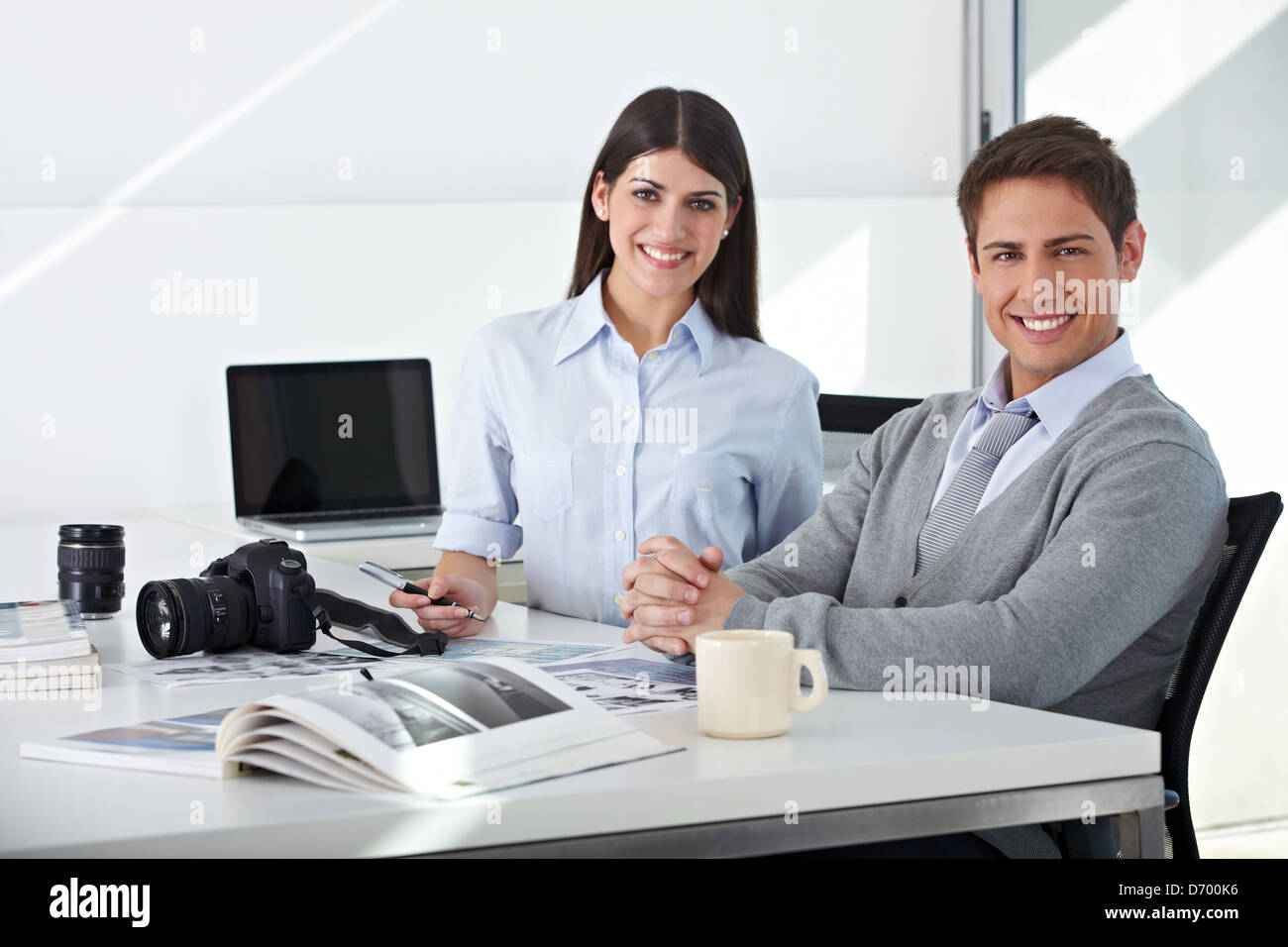 Il team di editing di immagini dipartimento seduti nei loro uffici, Foto Stock