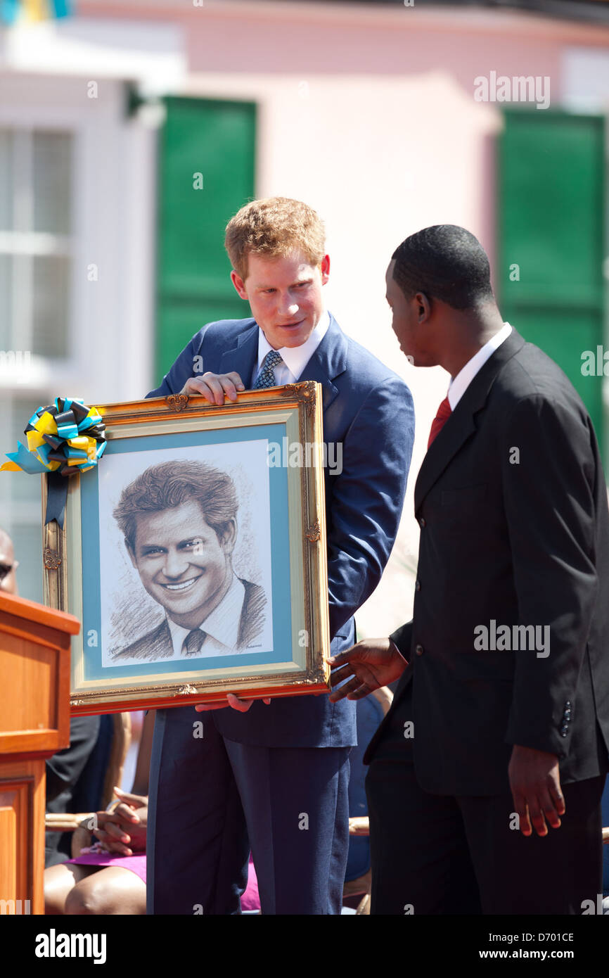 La Gran Bretagna è il principe Harry riceve una cornice per una pittura di se stesso da un artista locale, Jamaal Rolle in apertura del diamante della regina mostra giubilare in Rawson Square a Nassau, Bahamas domenica (04Mar12). Il principe è su una settimana di tour in America centrale e nei Caraibi che agisce come un ambasciatore per la Regina Elisabetta II come parte della sua Diamond anno giubilare. Nassau, Bahamas - 04.03.12 Foto Stock