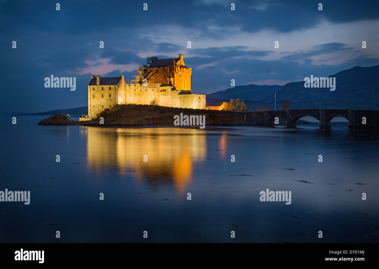 Il pittoresco Castello Eilean Donan presi in al crepuscolo e quando il castello è illuminata da luce proiettore. Foto Stock