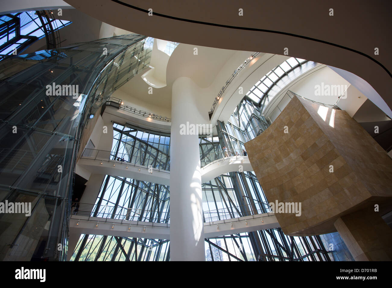 Museo Guggenheim dall' architetto Frank Gehry futuristico design architettonico interno in corrispondenza di bilbao, paesi baschi Foto Stock