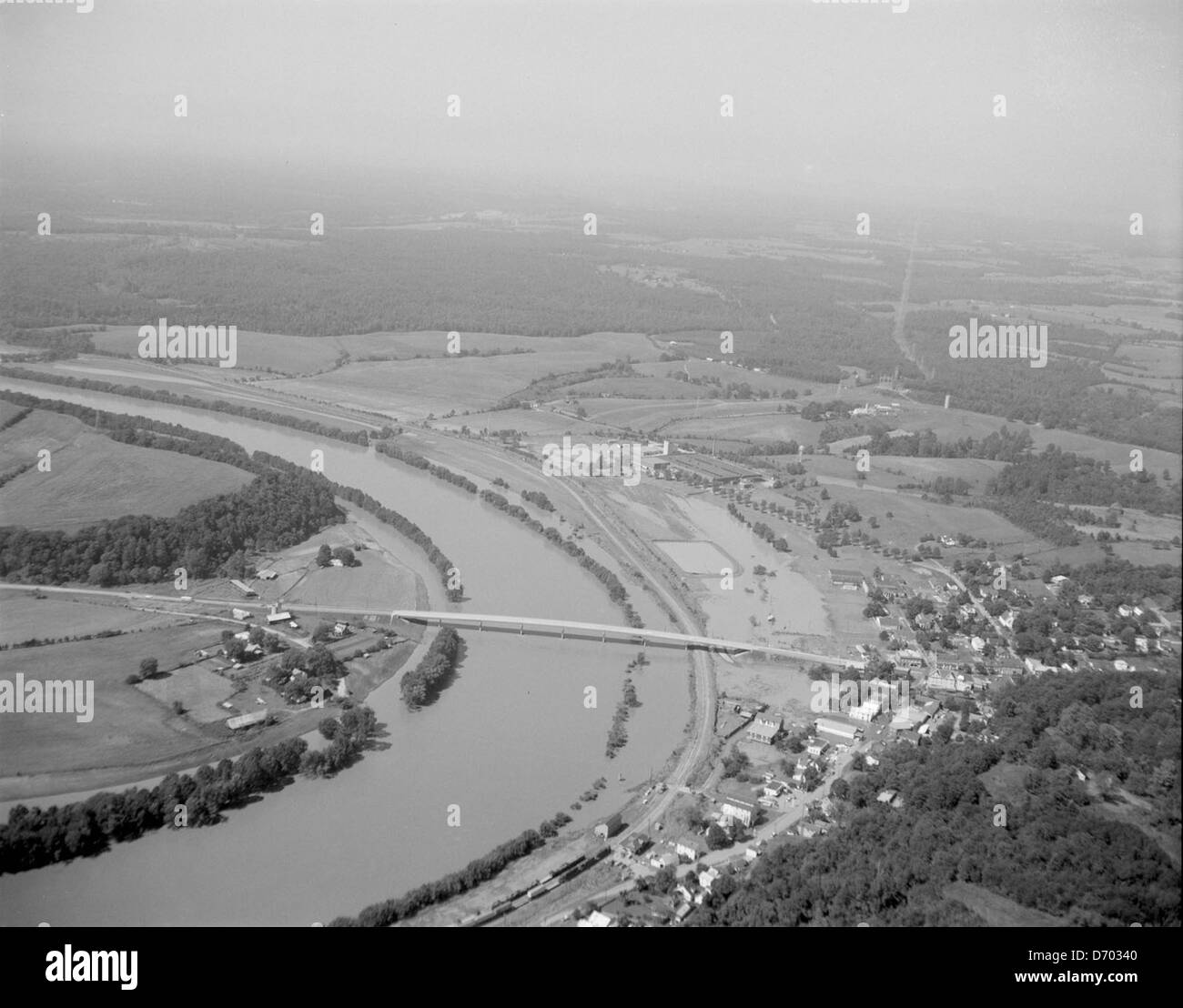 Questa vista aerea di Scottsville, Virginia, scattata dopo l'uragano Camille, mostra i danni significativi causati dall'inondazione e dal disastro naturale. La foto cattura l'entità delle inondazioni nell'area, che hanno colpito parti di Richmond e delle regioni circostanti durante la catastrofica tempesta. Foto Stock