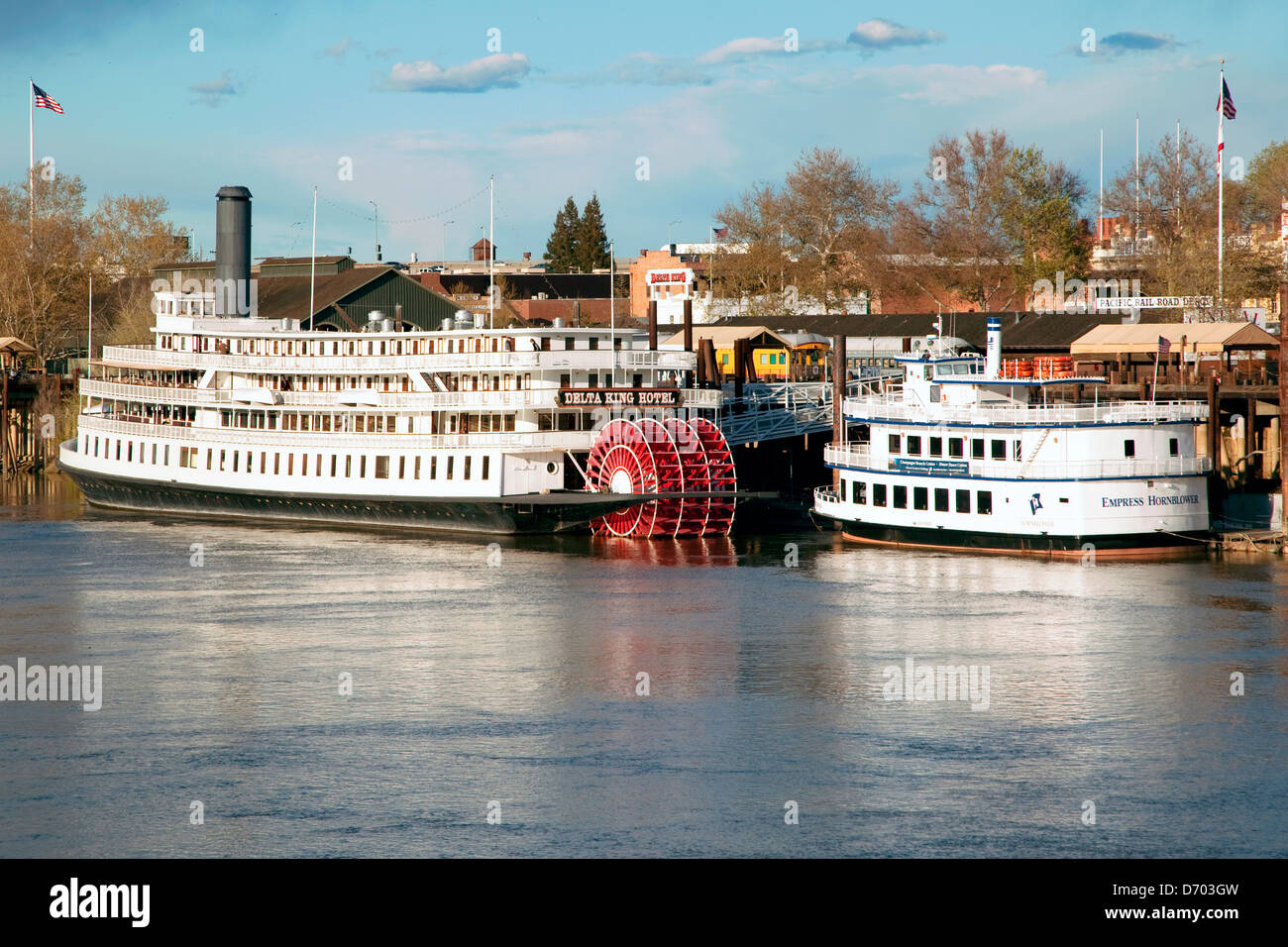 Delta King Hotel e l'Imperatrice Hornblower sul fiume Sacramento a Sacramento, California Foto Stock