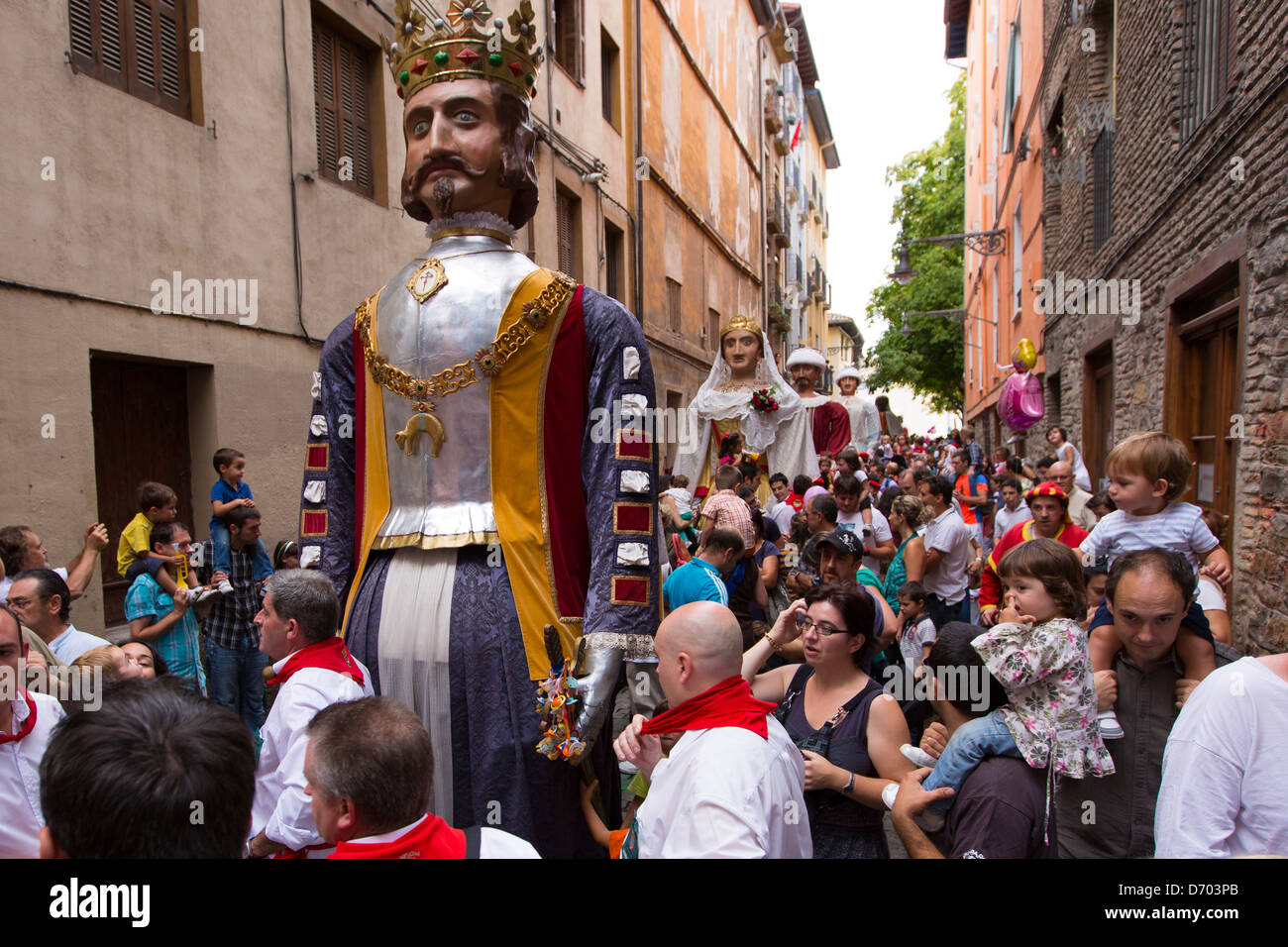 In costume caratteri gigante, Gigantes de Irunako Erraldoiak, durante San Fermin Fiesta a Pamplona, Navarra, Spagna settentrionale Foto Stock