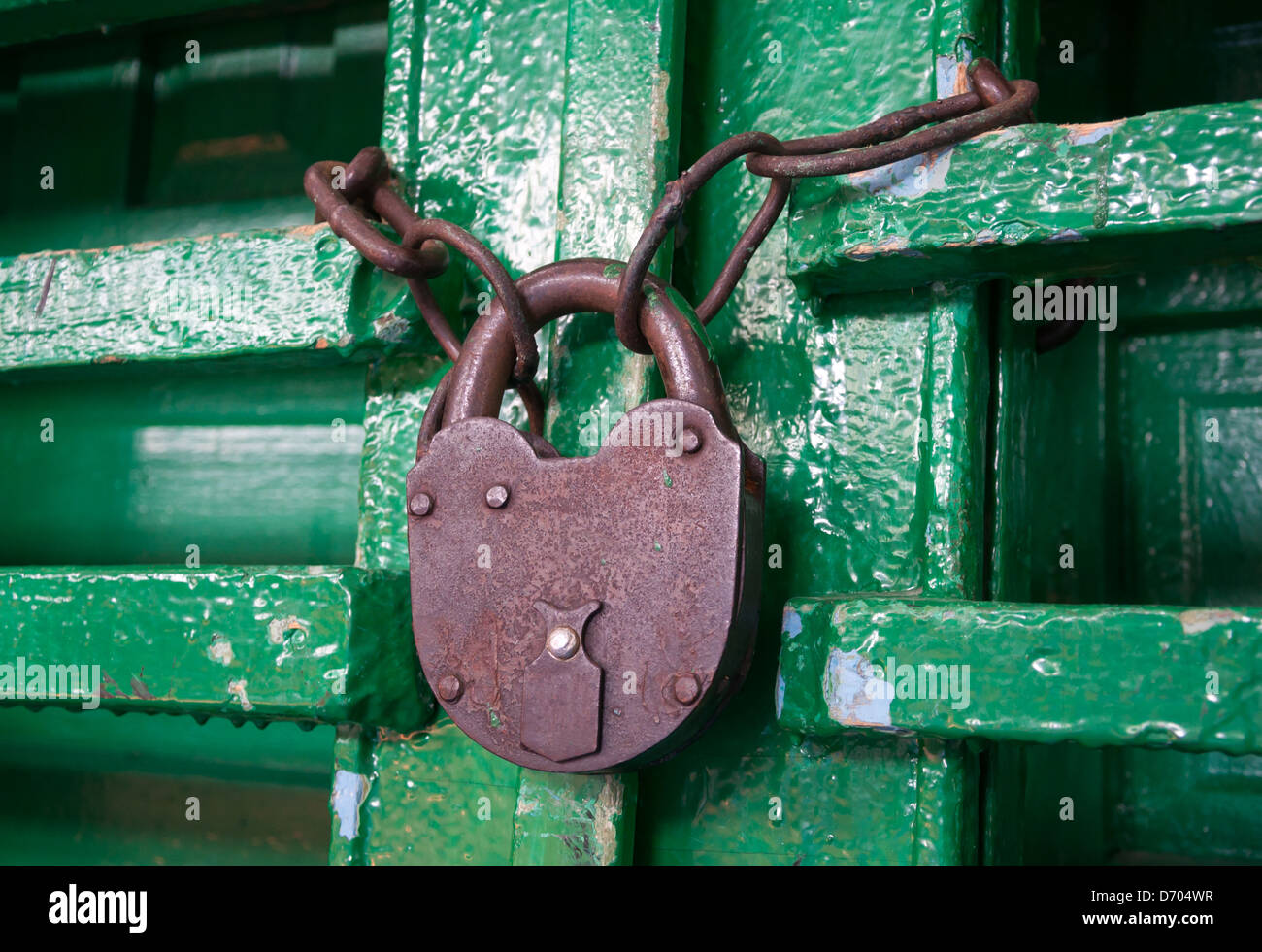 Vecchio arrugginito serratura di una porta di legno vicino fino Foto Stock