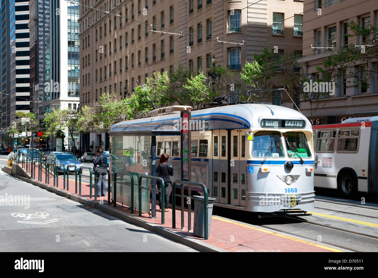 Vintage storico tram su Market Street nel centro cittadino di San Francisco Foto Stock