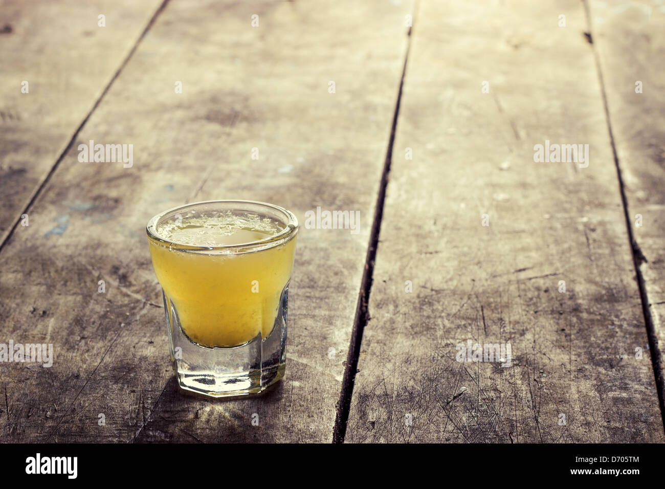 Limoncello Liquore di limone su sfondo di legno Foto Stock