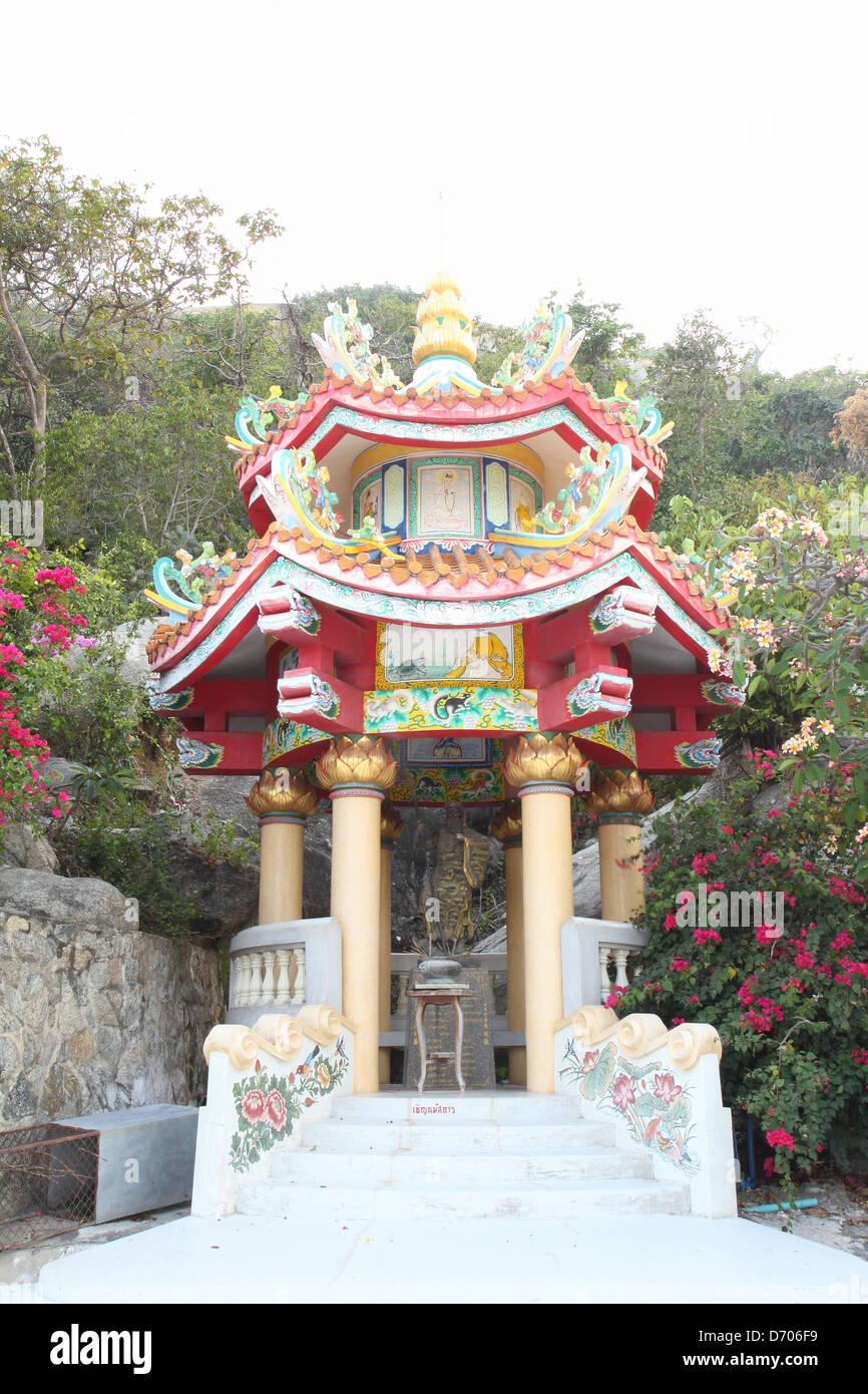Santuario cinese hanno tipicamente i cinesi omaggio a varie divinità. Foto Stock