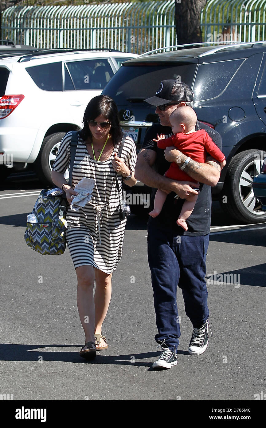 Selma Blair e Jason Bleick prendere il loro figlio Arthur Saint locale a una piscina di Los Angeles, California - 03.03.12 Foto Stock