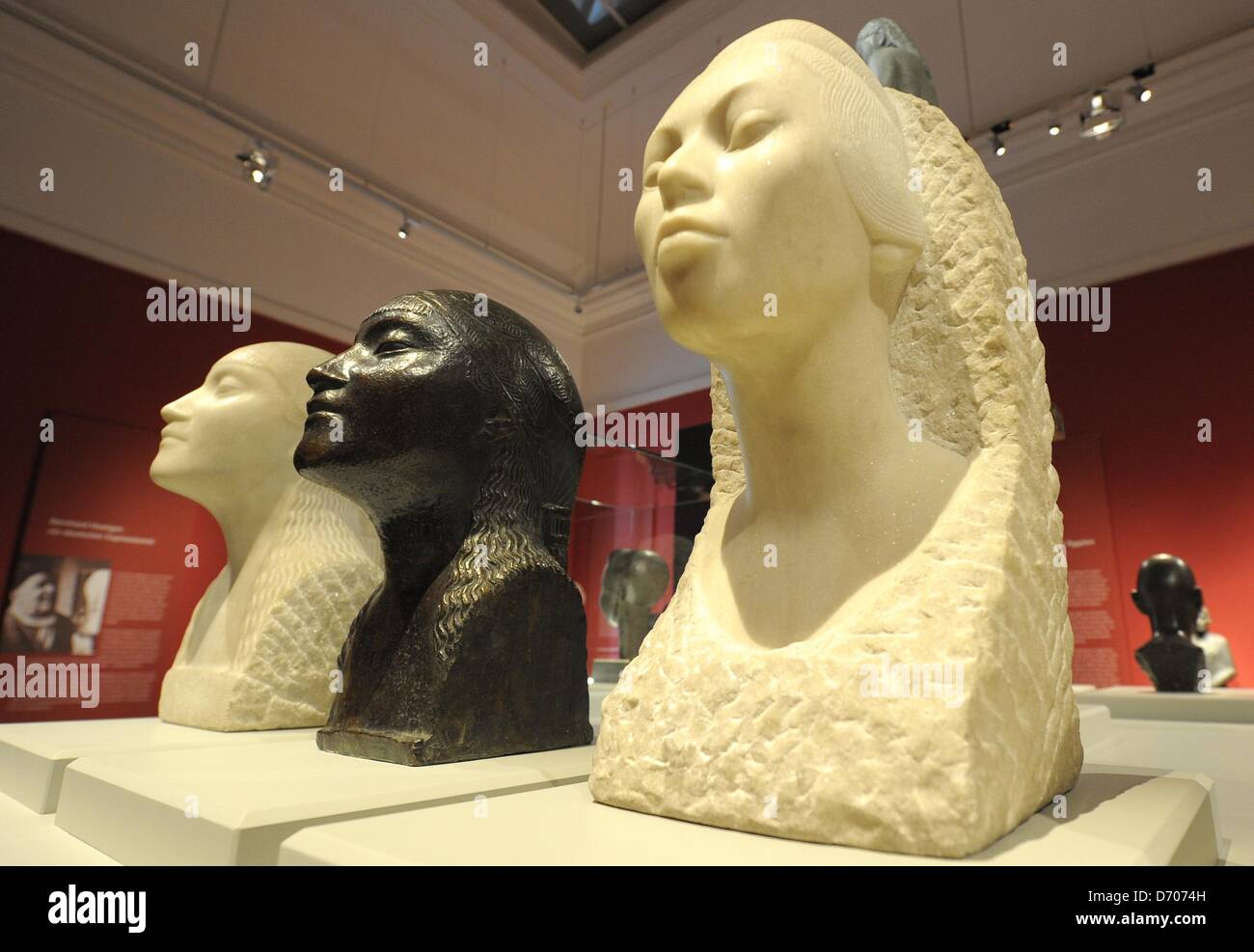 I busti di donne da Hoetger sono sul display come parte della mostra "Fascino Nefertiti. Bernhard Hoetger e Egitto' presso il Museo di Stato della Bassa Sassonia ad Hannover, Germania, 25 aprile 2013. Artista Bernhard Hoetger (1874-1949) influenza da arte egizia è al centro della mostra che corre dal 26 aprile fino al 25 agosto 2013. Foto: HOLGER HOLLEMANN Foto Stock