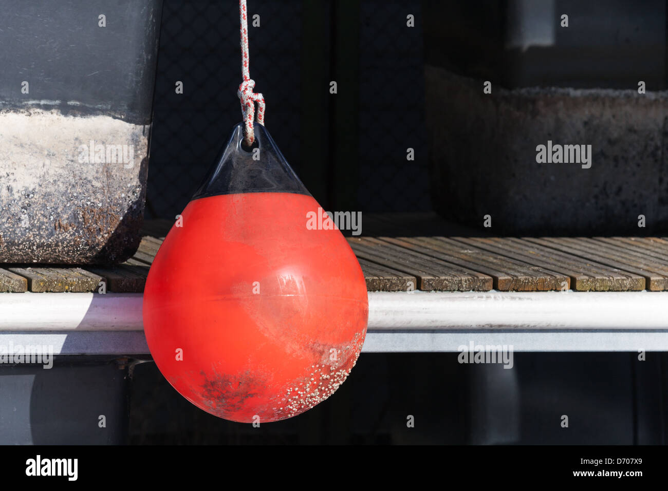 Boa rosso per proteggere gli yacht ormeggiati a Marina Foto Stock